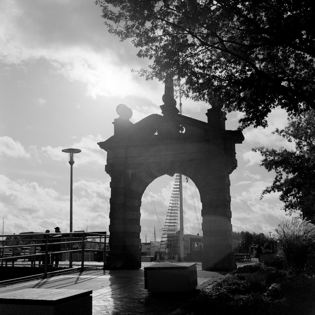 Emden Hafentor, Minolta Autocord. Ilford HP5