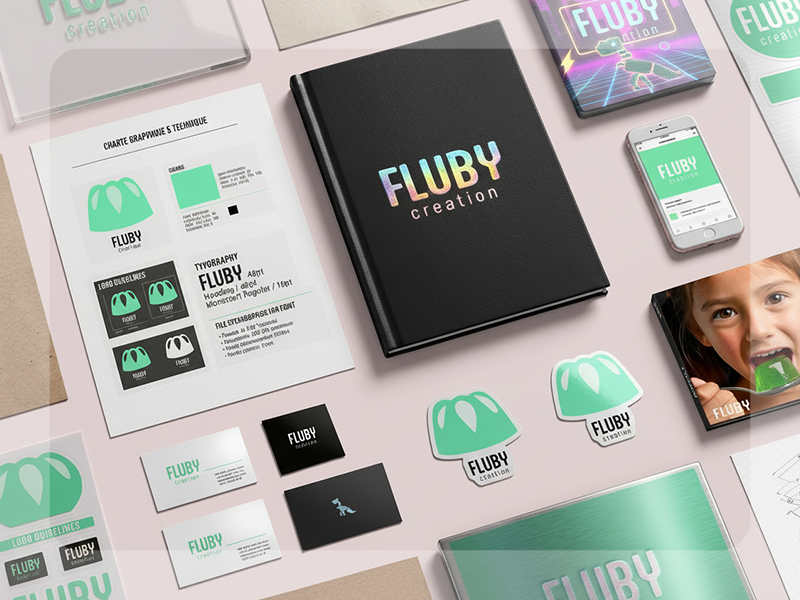 Vue d'ensemble d'un branding global Fluby Creation : carte de visite, carnet, stickers, application mobile, packaging technique et charte graphique.