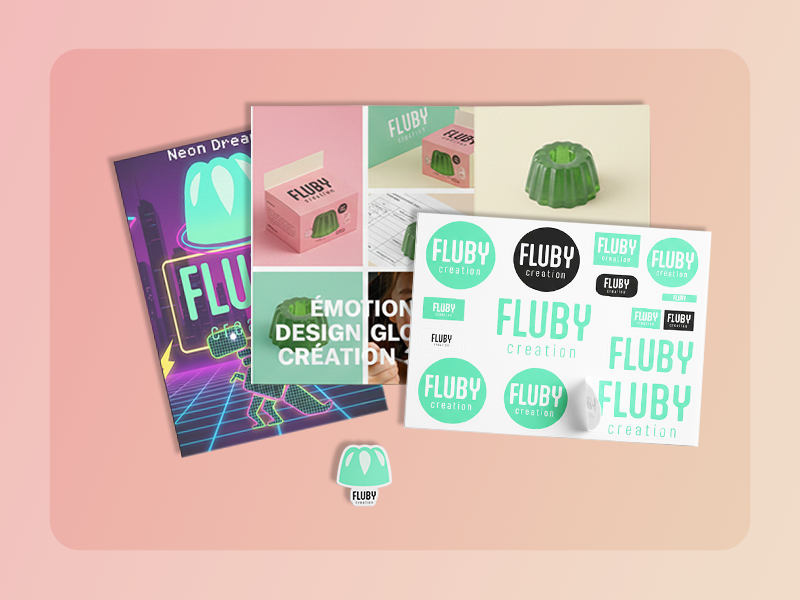 Supports de communication /Déclinaison de l’identité sur des supports imprimés : dossiers, packagings, stickers et visuels marketing. Un graphisme conçu pour valoriser la marque et renforcer sa reconnaissance.