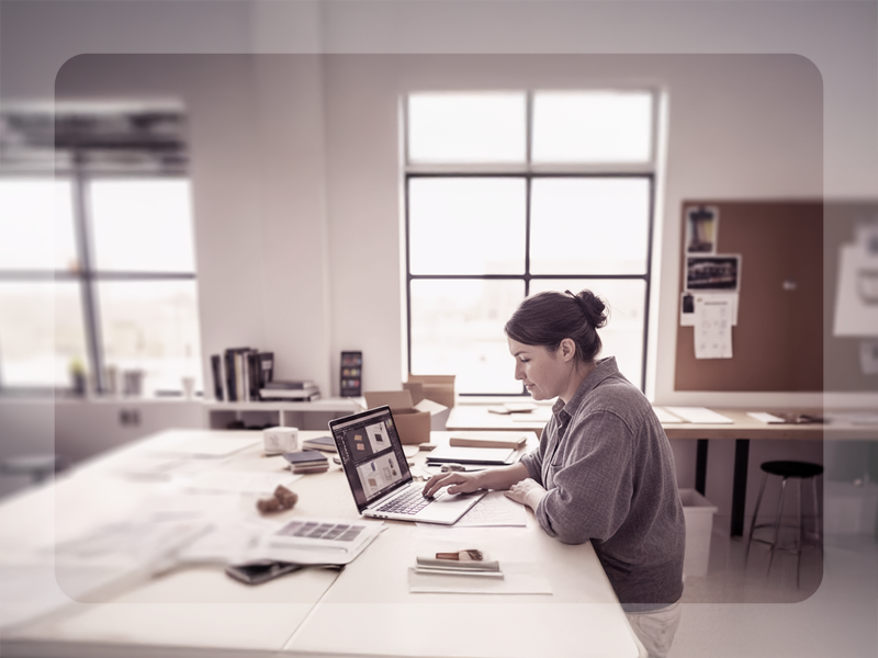 Designer packaging & graphisme /Sophie, designer spécialisée en packaging premium et éditions collector. Elle conçoit des projets esthétiques, techniquement fiables et pensés pour l’industrie.