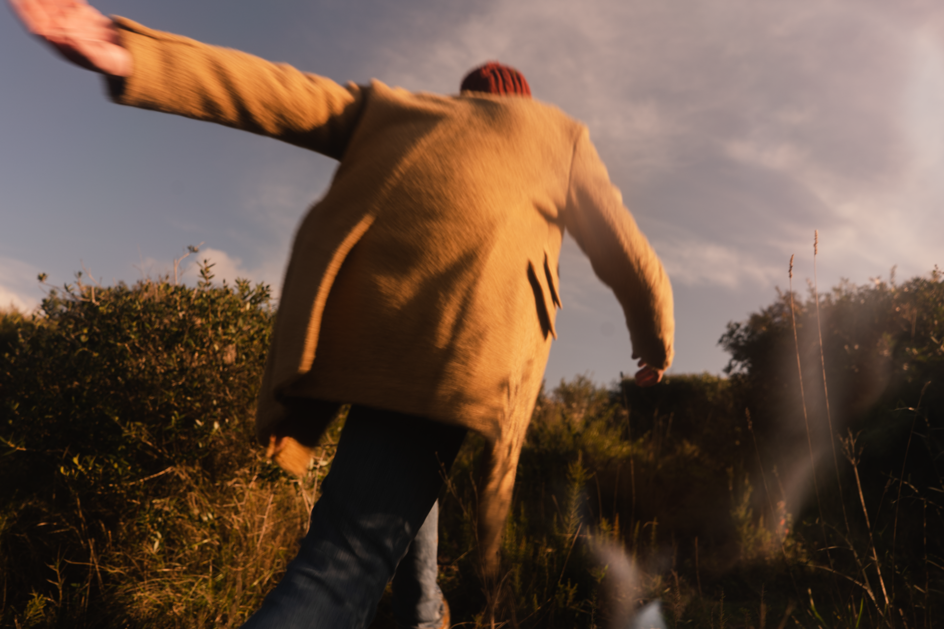 Figura maschile in posa che accentua il movimento