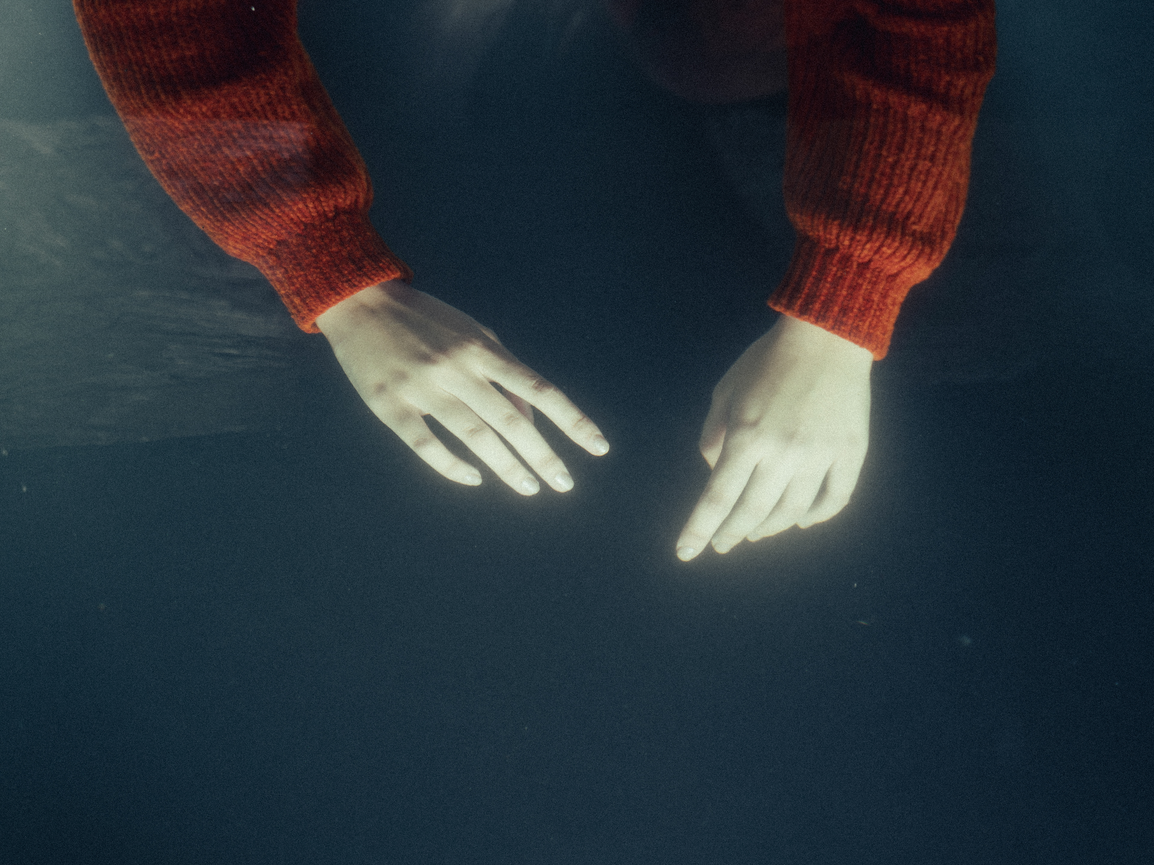 Le mani della protagonista di APNEA sott'acqua