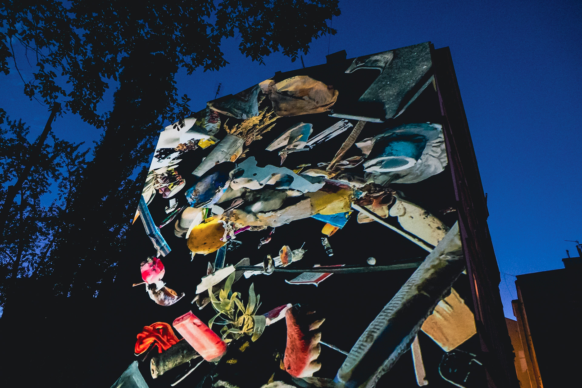 To become cockroach - Devenir Cucaracha (2025) - Selección New Media Art Festival KINOMURAL  Mapping sobre fachada casco histórico Breslavia - Polonia