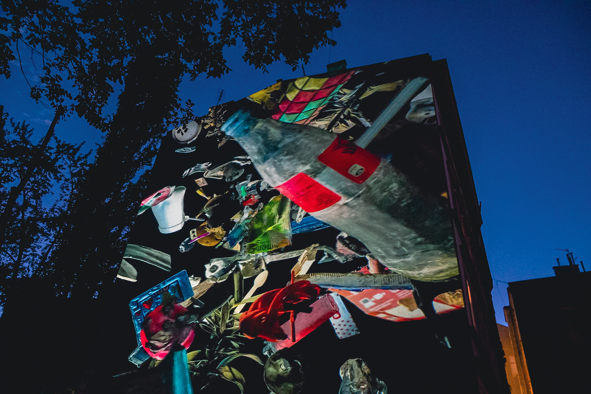 To become cockroach - Devenir Cucaracha (2025) - Selección New Media Art Festival KINOMURAL  Mapping sobre fachada casco histórico Breslavia - Polonia