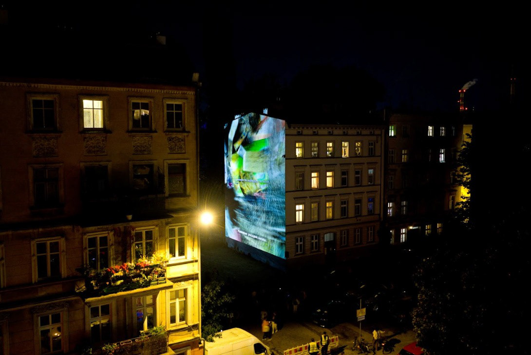 To become cockroach - Devenir Cucaracha (2025) - Selección New Media Art Festival KINOMURAL  Mapping sobre fachada casco histórico Breslavia - Polonia