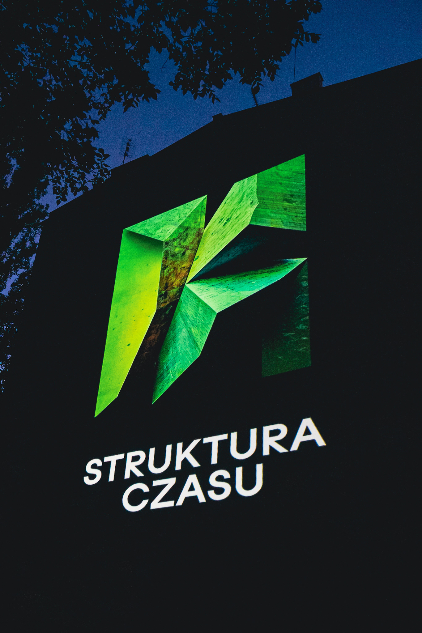 To become cockroach - Devenir Cucaracha (2025) - Selección New Media Art Festival KINOMURAL  Mapping sobre fachada casco histórico Breslavia - Polonia