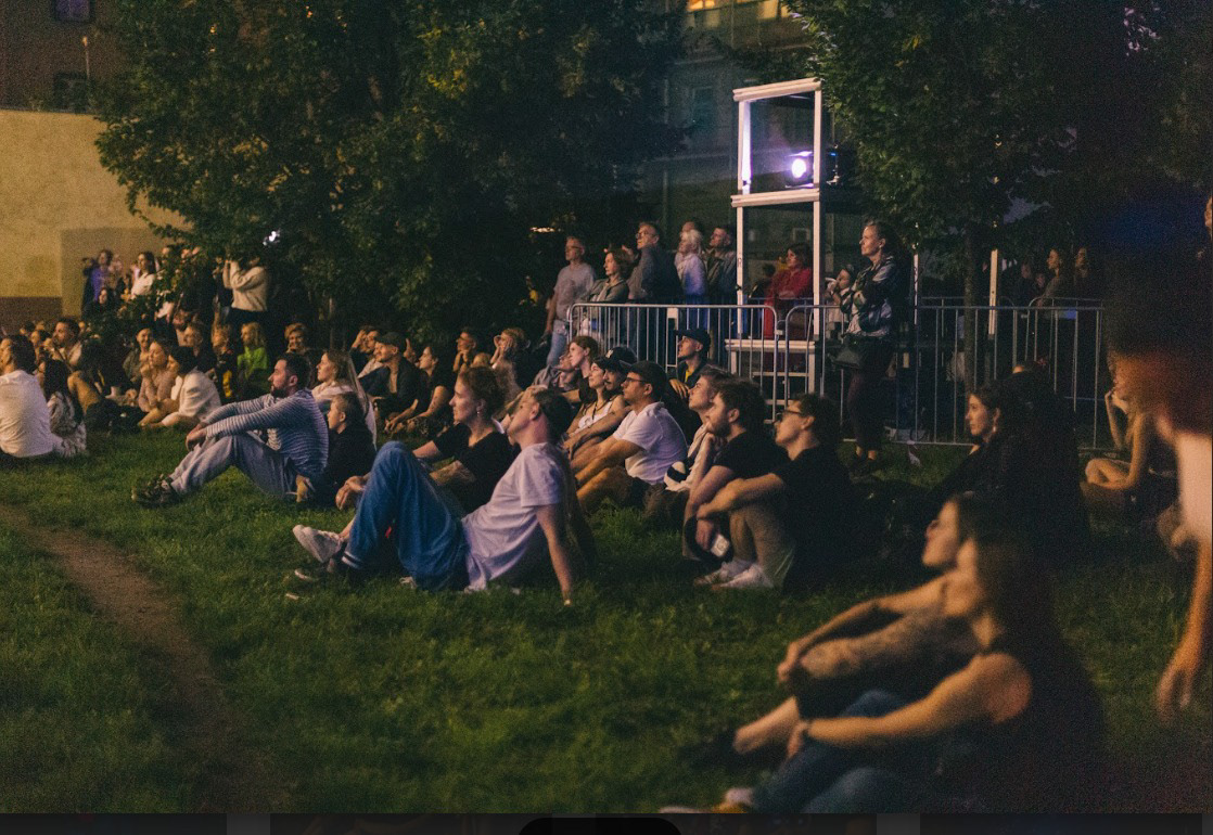 To become cockroach - Devenir Cucaracha (2025) - Selección New Media Art Festival KINOMURAL  Mapping sobre fachada casco histórico Breslavia - Polonia