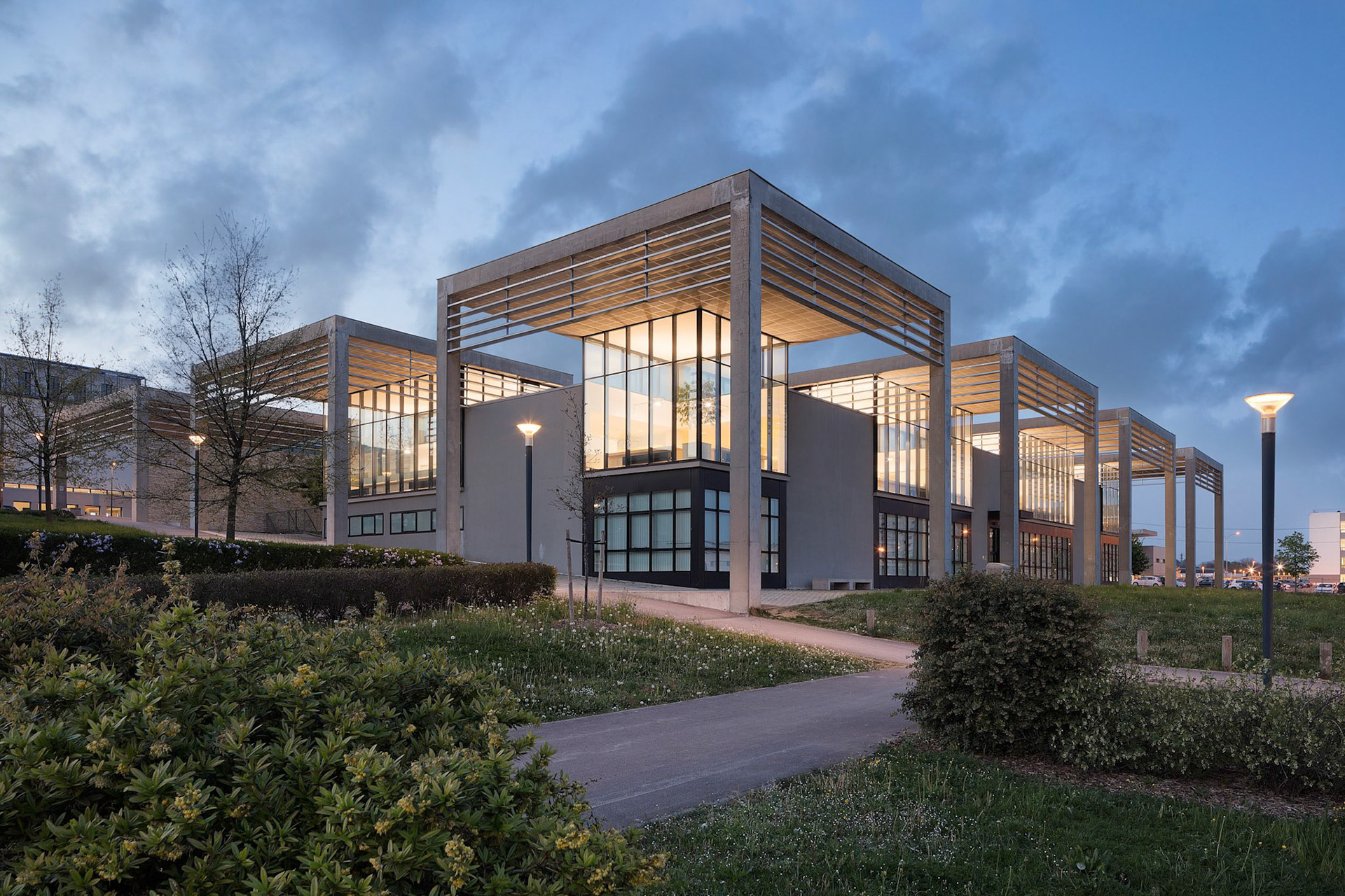 Bibliothèque Universitaire Médecine-Pharmacie - Besançon | Architecte: Christian Schouvey