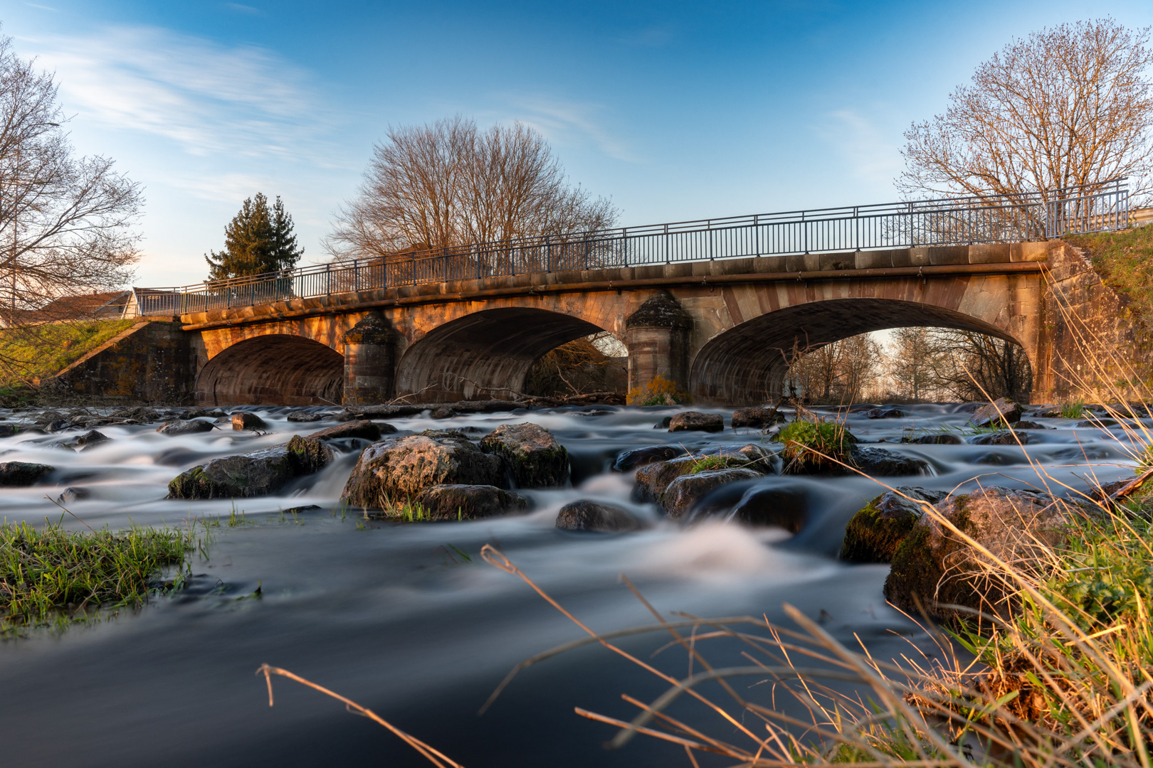 De l'eau qui coule sous le pont de l'Ognon à Lure
