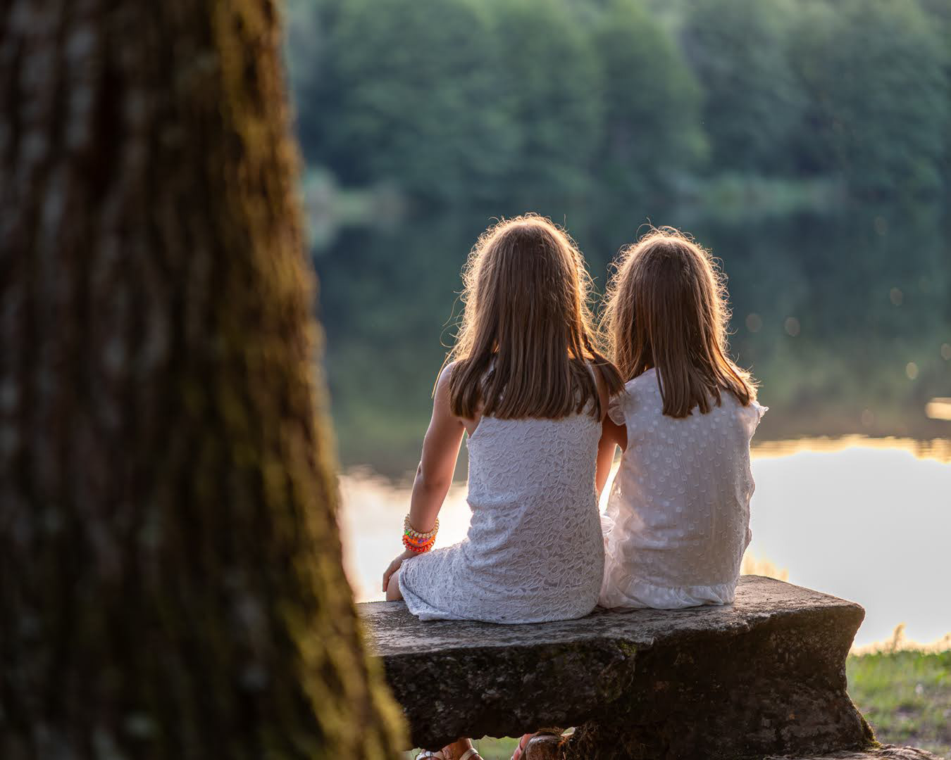 Charlize et Giliana profitent de la fraicheur d'un étang pendant une chaude soirée d'août ! (merci pour l'autorisation !)