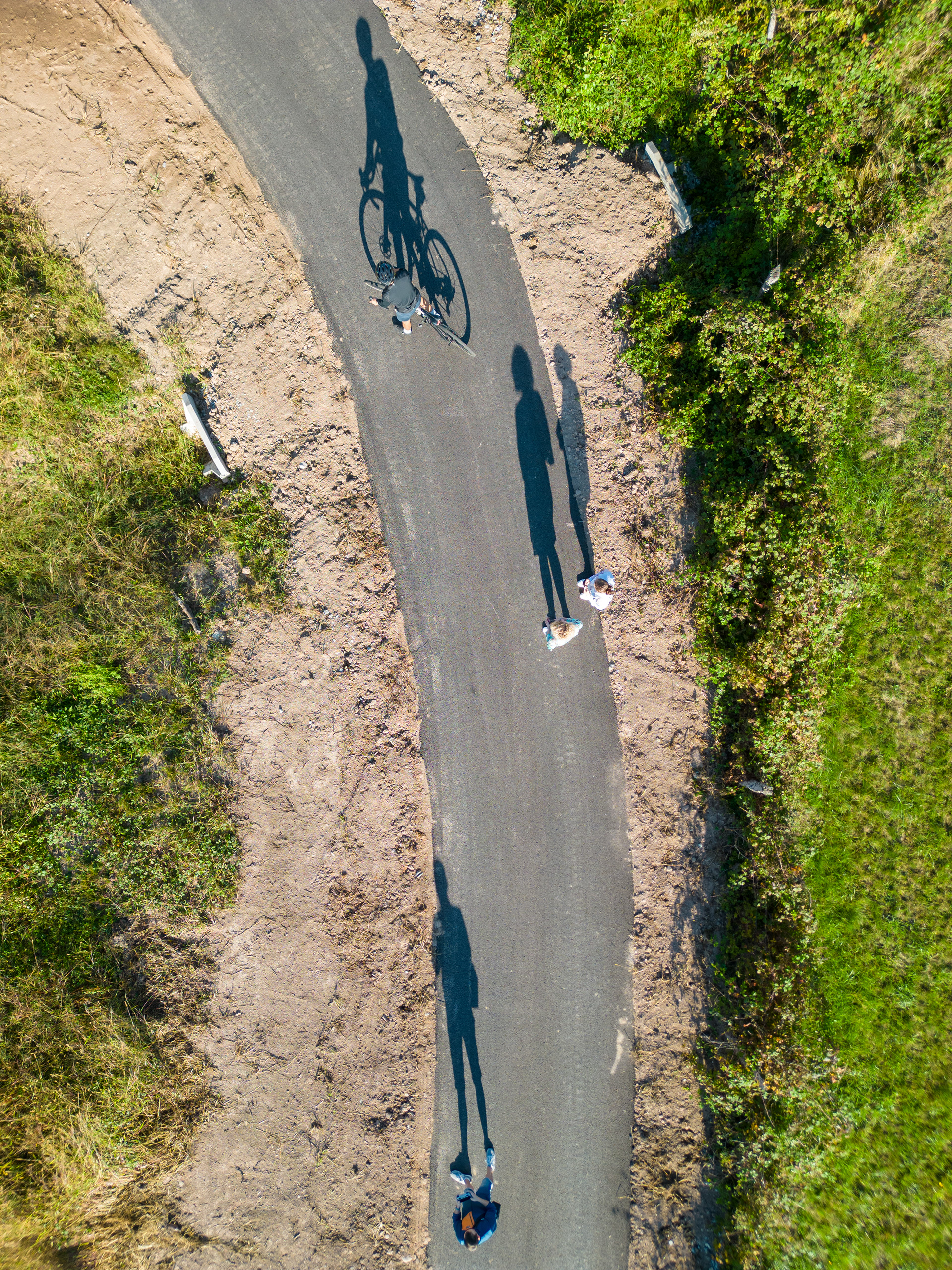 Jeu d'ombres avec mes collègues sur une toute nouvelle piste cyclable