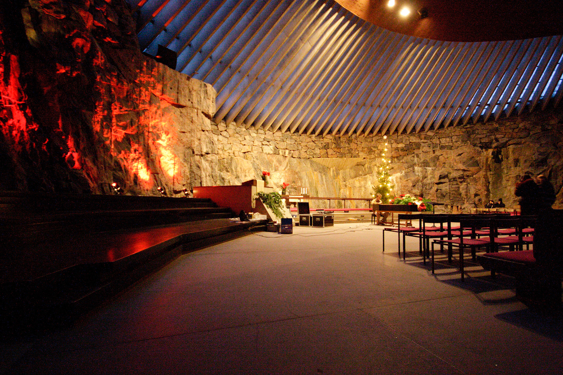 Die Felsenkirche von Helsinki, sie ist in den Fels hineingesprengt, wie man an der Rückwand erkennen kann.
