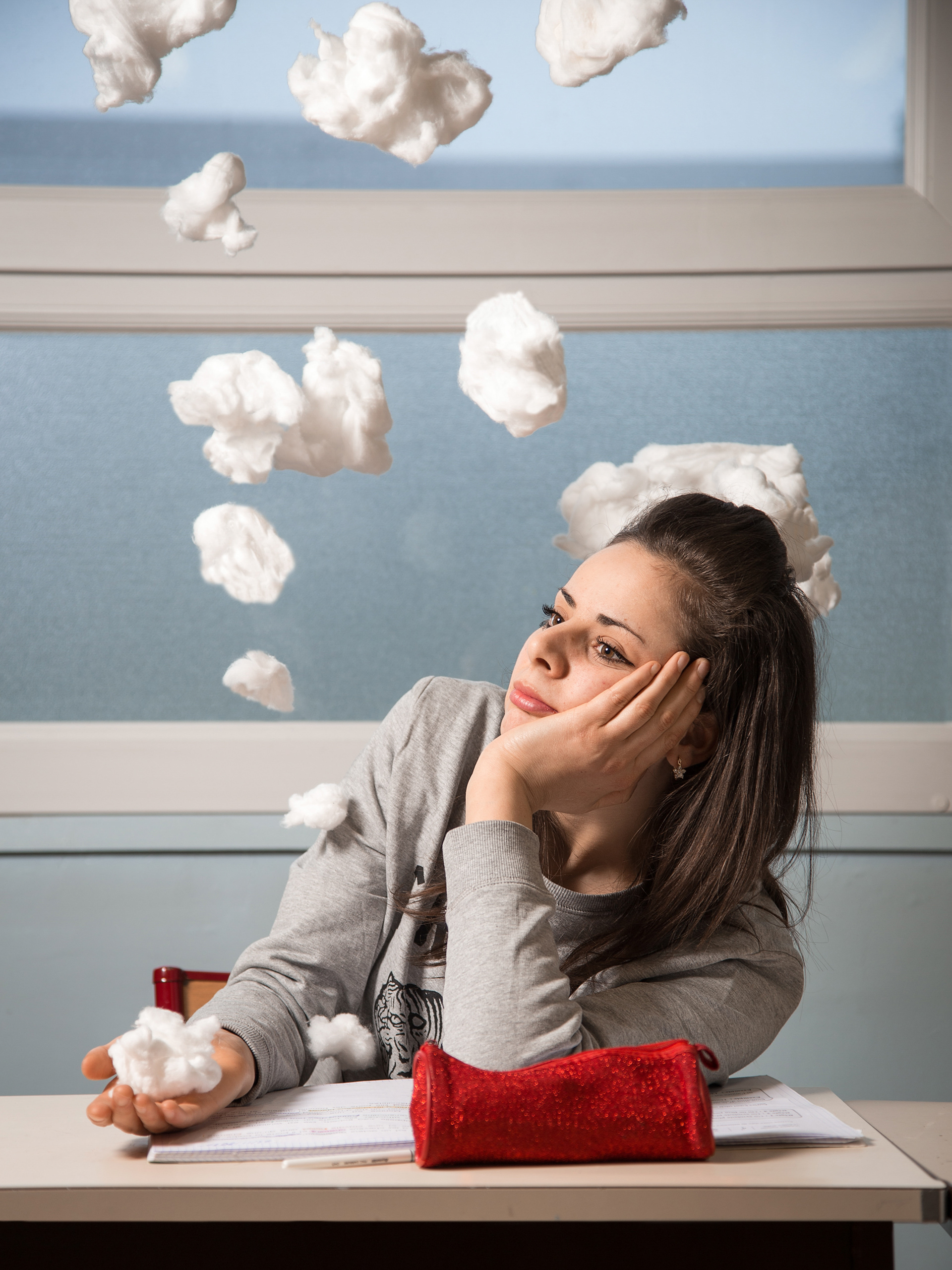 Avoir la tête dans les nuages.
