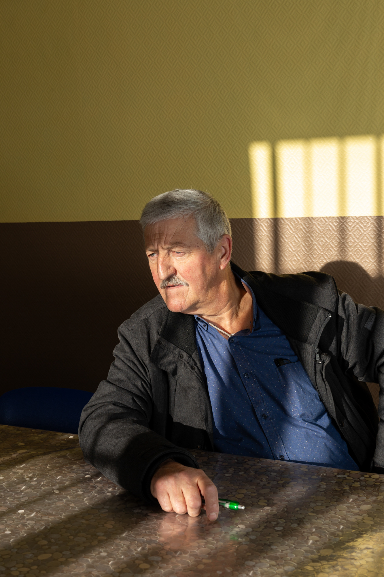 Bruno Demilly / Maire de Campagne-lès-Guînes / vice-président de la CCPO référent environnement et lutte contre les inondations Si ça n'avait été que la tempête, mais il y a eu les pluies torrentielles. Les sols sont arrivés à saturation. Dans ma commune nous avons eu la chance de ne pas avoir d'habitations touchées, par contre les routes et les bas-côtés ont été bien endommagés. Il y a de nombreuses études en cours et les premiers rendus nous ont permis d'identifier des secteurs prioritaires. Nous avons de grands chantiers à lancer, mais les contraintes administratives sont lourdes et cet aspect n'est pas toujours facile à faire entendre. On a aussi une trentaine d'agriculteurs à convaincre et sur ces 30, certains ne sont pas partants pour installer des fascines ou planter des bandes enherbées. J'ai bon espoir qu'on finisse tous par s'entendre et qu'on change certaines pratiques.