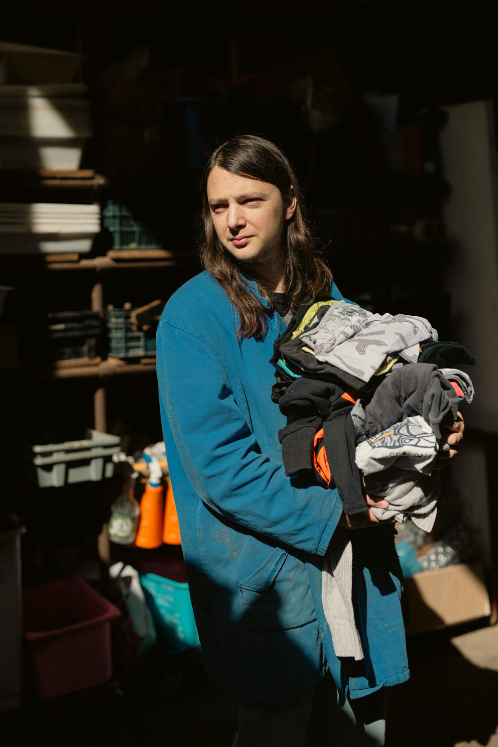 Les Ateliers de La Bergerette, Beauvais, Sébastien, en service civique Ça va faire deux semaines que je suis ici en service civique. J'ai découvert le lieu lors d'une vente et je me suis dit que ça serait une bonne idée de revenir, je veux dire de m'impliquer. La lutte contre le gaspillage, ce rapport à une économie de moyen, ça me parle beaucoup. Je pense que l'activité humaine a un rôle dans ce qui se passe actuellement. Ce côté néfaste, on doit le combattre. De mon côté je refuse l'achat compulsif, il faut ralentir ! J'ai un jean, ça fait 6 ans que je le porte, il est nickel et mon blouson 10 ans. Je crois qu'en France on est les champions européens du gaspillage vestimentaire.