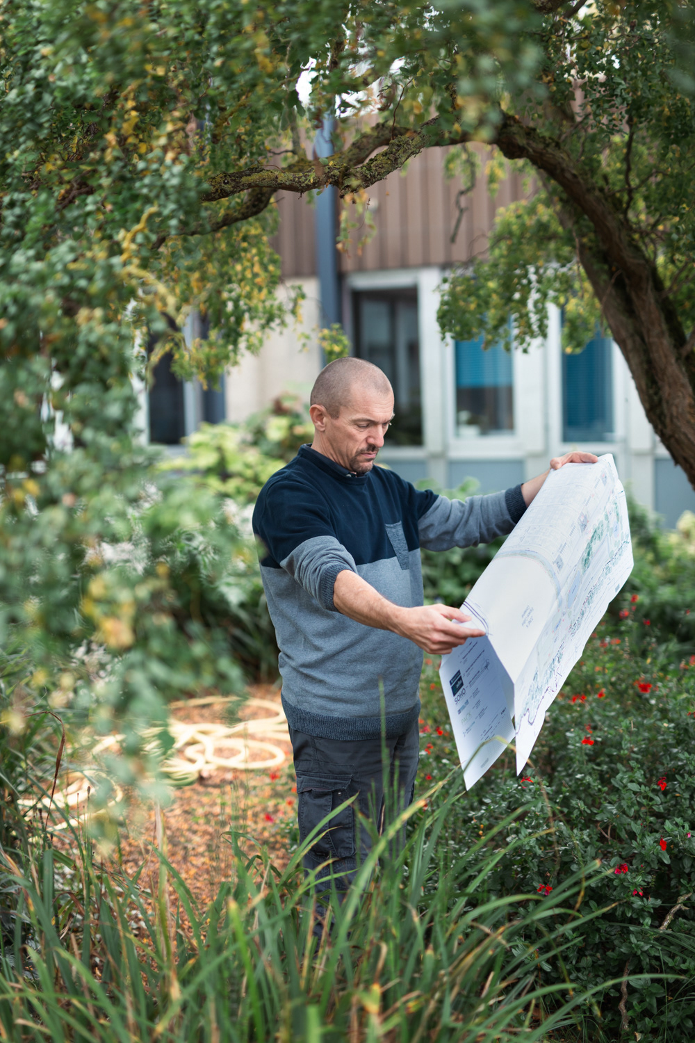 Mathieu Niolet, en charge de l'instruction des certificats d'urbanisme à la ville de Beauvais. Lorsqu'on pense un réseau, c'est par rapport à un bassin versant. 2021, les inondations, c'est arrivé le 21 juin, le jour de la fête de la musique. Ça m'a marqué, ça a marqué tout le monde ici. Il faut accepter qu'une zone de balade soit aussi une zone de recueil de l'eau. De même pour les fonds de terrain chez les particuliers. Les précipitations sont très fortes et localisées, on doit gérer l'eau au point de chute, ne plus déplacer le problème. On prend en compte les risques d'érosion et de ruissellement, mais sans antécédents. On a des problèmes d'eaux pluviales stagnantes dans des communes. Les élus me disent : « avant il y avait une mare... » Ma réponse : « ne cherchez plus ! ». Auparavant pour les évacuations d'eau, on calculait un diamètre de tuyau par rapport à une pluie décennale. Ce n'est plus possible et on se base sur un bassin versant et sur une période de retour de pluie de 10 à 50 ans. On a une grosse marge d'amélioration et il faut se rendre compte de l'utilité des zones humides.