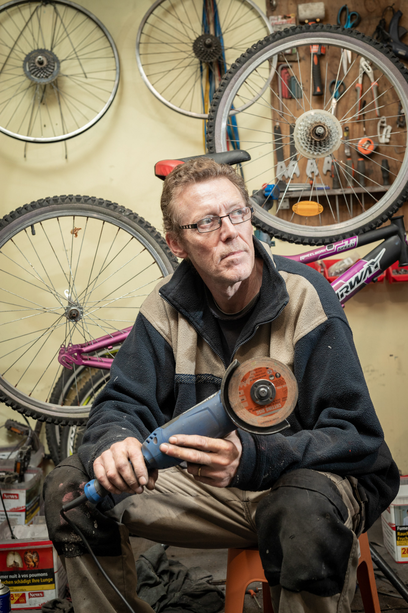 Ludo vélo / atelier de restauration et location de vélos / Guînes Nous récupérons des vélos destinés à la casse. C'est leur 2ème ou 3ème vie. On a un partenariat avec les déchetteries. C'est une association familiale, mon fils, ma femme et moi. Le principe de base c'est le recyclage, on remet les choses en état pour les revendre à un prix juste. C'était ça ou la poubelle. Des personnes nous amènent aussi leur vélo à réparer, pour des bricoles et on propose des cycles en location. Au mois de mars, ça fera 4 ans que l'on fait ça.