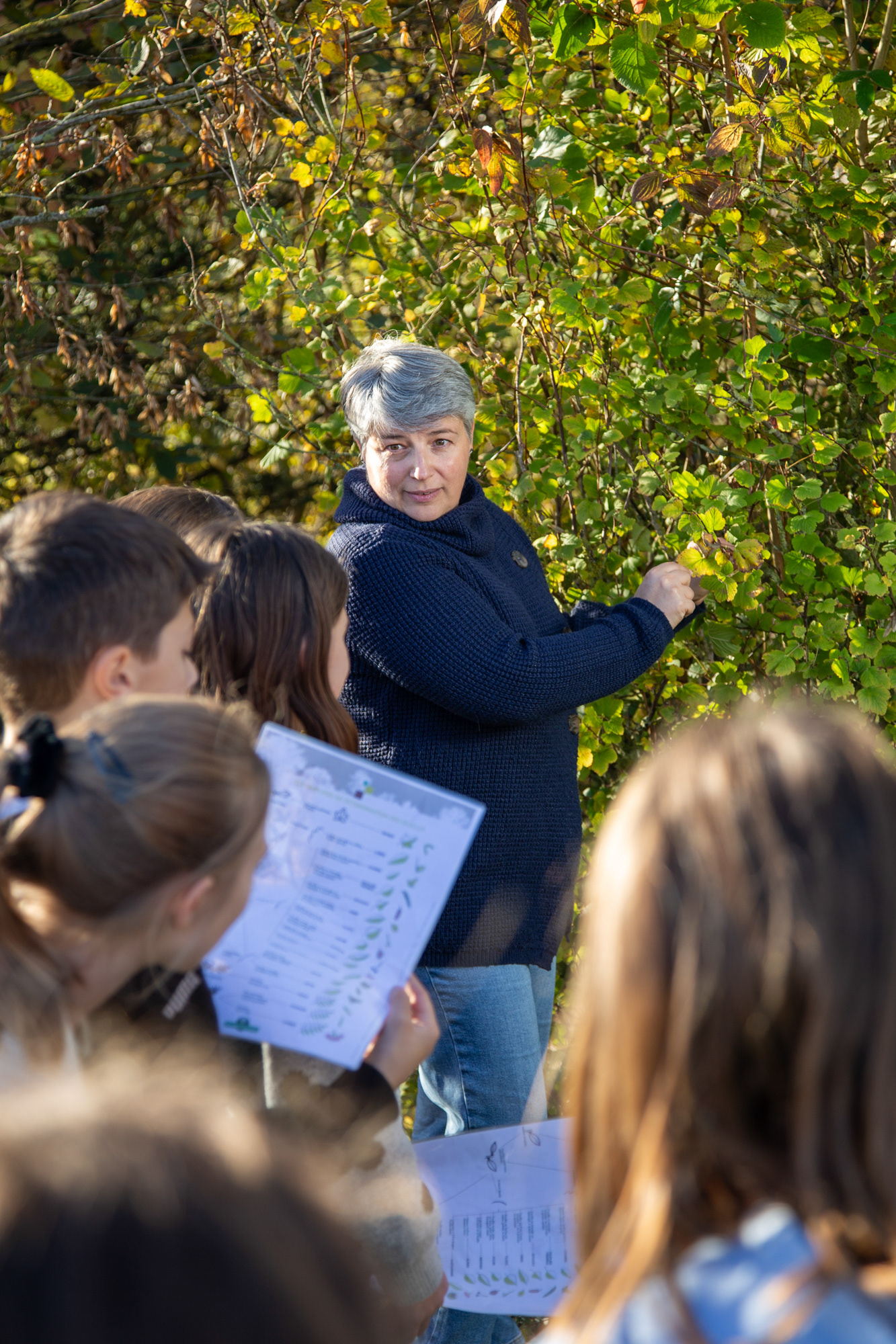 Nathalie Piquet / enseignante de SVT en collège / collège de l'Europe / Ardres Il me semble primordial de sensibiliser, d'éduquer les élèves aux problématiques liées au changement climatique : en les connectant à leur environnement et aux enjeux du territoire, notamment avec le projet d'aire terrestre éducative mené avec la municipalité d'Ardres et EDEN 62. Ce sont les acteurs, les citoyens de demain, il faut donc éveiller leur conscience, leur faire comprendre les mécanismes, les enjeux auxquels ils devront faire face à la fois pour leur vie personnelle mais aussi pour éveiller des vocations. Il faut qu'ils intègrent cette dimension à leur choix professionnel. C'est ce que nous faisons au collège depuis plus de 15 ans car nous travaillons autour des 17 objectifs du développement durable (ODD) dans de nombreuses disciplines, le collège est labellisé E3D et éco-collège.