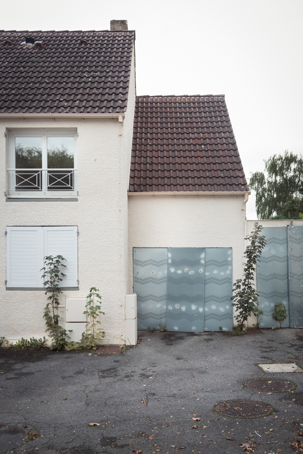 Rue Lulli à Beauvais Le quartier a été inondé suite au violent orage de 2021, un événement qui a durablement marqué les esprits. Des maisons murées. Rachetées par la mairie elles seront détruites prochainement, elles présentent un risque d'effondrement. Un voisin questionné reste très discret mais garde toujours en tête ce douloureux épisod