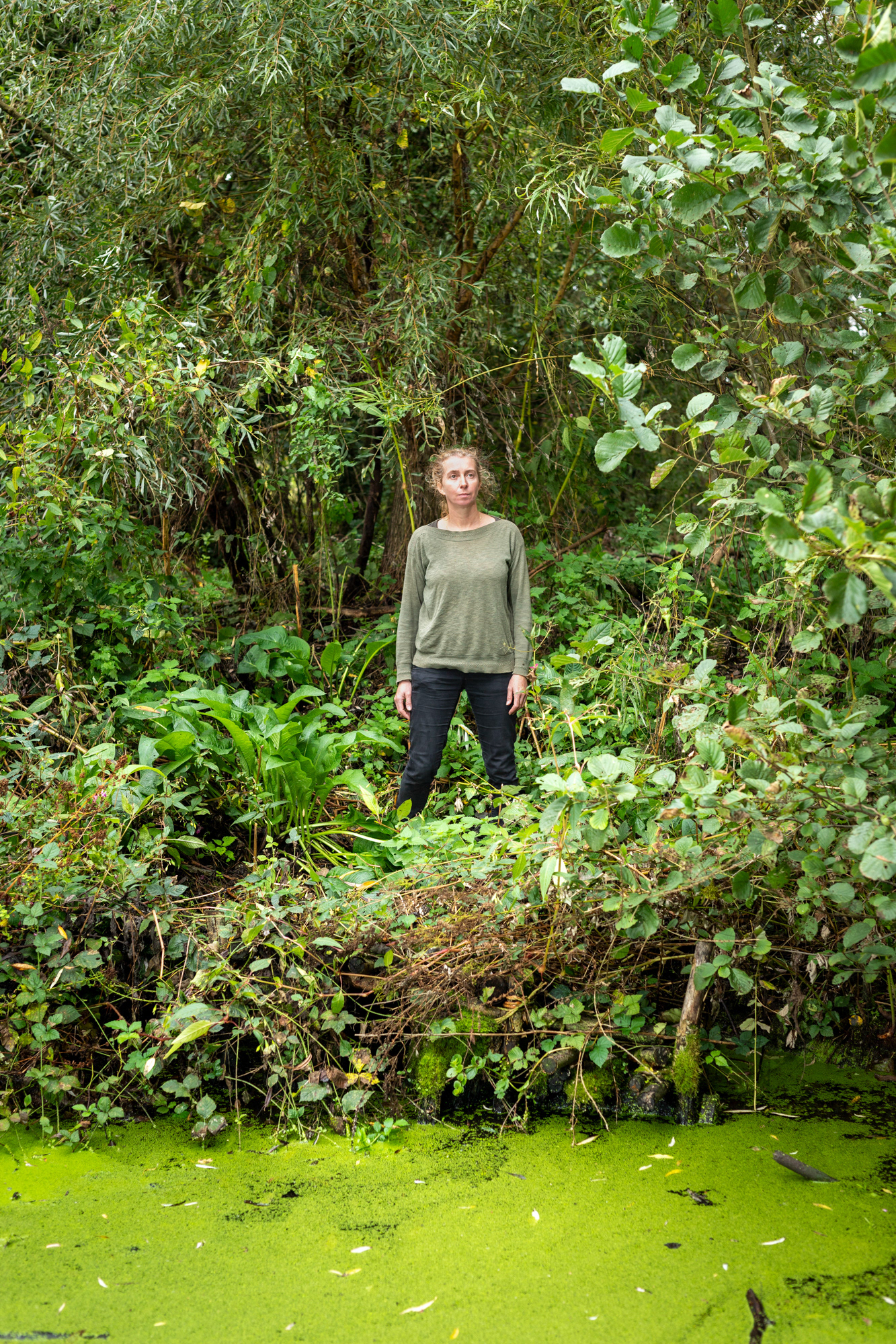 Stéphanie Noyon / animatrice nature à la Maison de la Nature du lac d'Ardres Ici c'est un peu un jardin sauvage de plantes médicinales. A l'origine, il a été créé par le professeur André Caudron, un pharmacien. Depuis vingt ans, je gère ce jardin et je mène des ateliers de sensibilisation à la nature, à la biodiversité. Je fais découvrir les vertus des plantes et je valorise les techniques médicinales traditionnelles. Je laisse les plantes s'associer ou s'éloigner, à leur guise et il y a aussi des échanges qui se font dans le sol. Je ne perds pas de plantes, mais parfois on a du mal à se faire un chemin pour placer les étiquettes. La nature, c'est tout ce qui nous échappe.