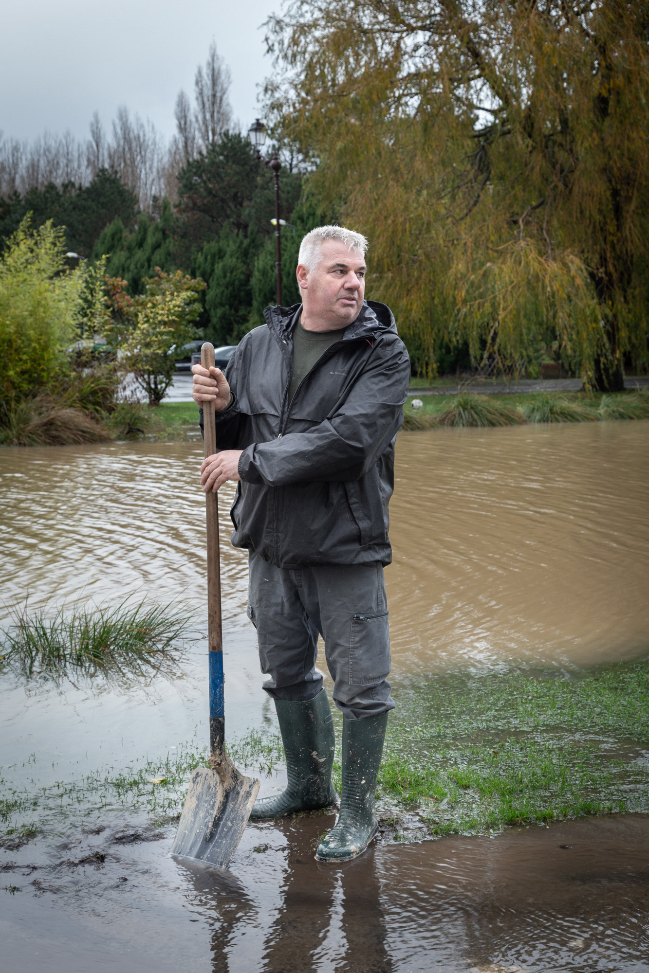 Homme à la pelle / association d'insertion OPUR / aux abords du Marais de Guînes Je fais partie de l'association OPUR, on m'a redonné une chance, j'ai fait quelques trucs qu'il fallait pas... On s'occupe de chantiers d'extérieur, en utilisant le moins possible de machines, dans le respect de la nature. Suite aux inondations on nous a demandé qui était volontaire pour venir ici, aider comme on peut, pour que les riverains s'en sortent. J'ai accepté tout de suite, je suis humain !