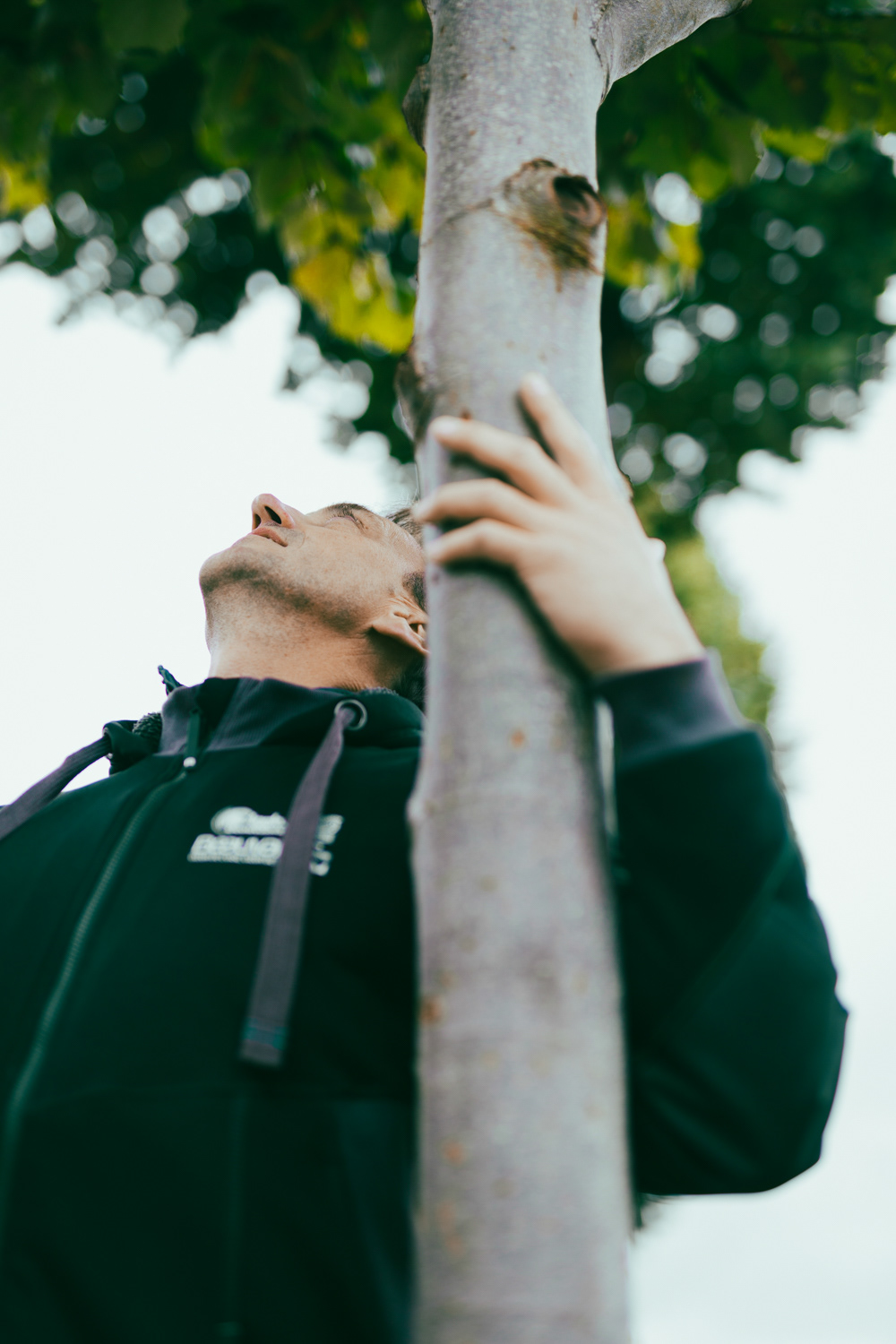 Service Paysage et Logistique Urbaine de la Ville de Beauvais, Gaëtan Mayet, gestion du patrimoine arboré de la ville. 2200 arbres c'est beaucoup. Il faut sans cesse surveiller, observer, être vigilant. C'est du ressenti. Pour les arbres bien sûr, mais aussi pour les riverains, que la cohabitation se fasse bien. Nous avons mis en place une rue test, qui nous permet de voir sur le long terme comment vont réagir de nouvelles essences, face aux changements actuels. Avec le réchauffement, la raréfaction de la ressource en eau et la propagation de maladies, on sait qu'on va à l'avenir devoir modifier nos plantations afin qu'elles encaissent mieux. Auparavant on faisait de grandes bordures de routes rectilignes et d'une même essence. Le jour où ces arbres seront malades, on sera obligés de tout couper. Donc on alterne, on varie, on plante aussi en quinconce, ici dans un but esthétique. Lors du covid j'ai remarqué que les souches d'arbres coupées faisaient des rejets et qu'au final, l'arbre repoussait de lui-même. Ce tilleul, c'est ce qui lui est arrivé, c'est mon bébé, il s'est régénéré. Il faut réussir à faire accepter aux habitants que la nature peut pousser d'elle-même, l'arbre est vivant, même si pour certain ça semble moins propre toutes ces branches qui repoussent de la souche. Désormais je laisse les souches ainsi, libres.