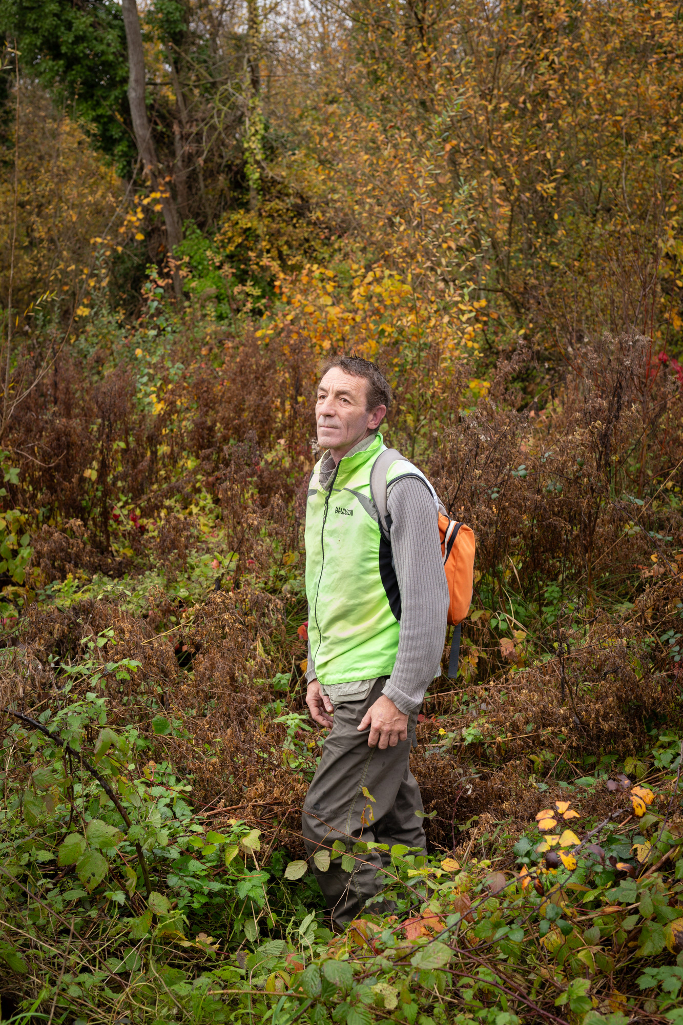 Bauduin Butor / Bouco Rando / ici au lac d'Ardres De septembre à juin, nous sommes environ une quinzaine de marcheurs à nous réunir les dimanches. Nous avons 27 adhérents de 11 à 90 ans. J'ai fait le chemin de Compostelle, 1850 km en 3 ans. A pied, on ne remarque pas les mêmes choses qu'en voiture, on se penche sur les petits détails, on écoute. Ici par exemple je venais y jouer lorsque j'étais gosse. Avec mon métier, je suis toujours dehors, j'en ai besoin, j'aime ça ! On va prendre ce chemin, c'est joli par-là, il y a des nénuphars. Ah non, on ne peut pas passer, il y a trop d'eau...
