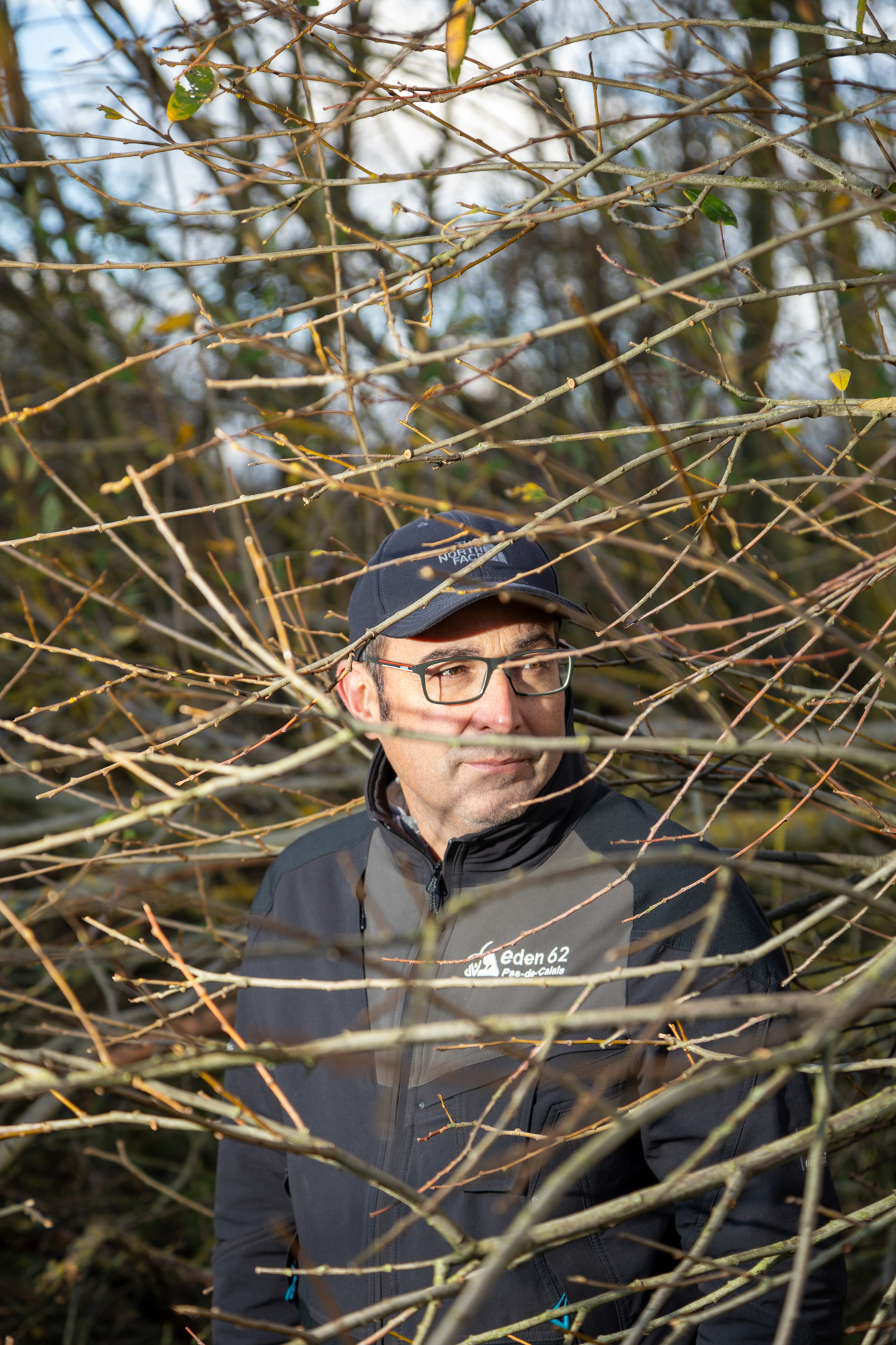 Vincent Pilon, Chargé de Mission / Eden 62 / ici au Marais de Guînes Eden 62 est un syndicat mixte lié au département qui s'occupe des espaces naturels sensibles. Nous avons une mission de sensibilisation par des actions pédagogiques ainsiqu’un rôle de préservation du patrimoine naturel par un suivi écologique et une surveillance de certains sites. Je m'occupe du secteur Calaisis sud et Boulonnais et je suis accompagné de trois gardes nature et d'un animateur nature et forêt. Ici au Marais de Guînes, il s'agit d'une zone endiguée, on doit donc gérer le niveau de l'eau. Ça passe par l'entretien des fossés, c'est visible au cœur des marais, il y en a entre sept et huit kilomètres. Jusqu'ici le marais absorbait l'eau, mais là... On laisse aussi volontairement une mosaïque végétale, des zones plus denses et d'autres gérées en éco-pâturage, avec notre cheptel propre ou par des éleveurs avec des moutons, des chèvres, parfois des vaches highland jusqu'en octobre. Durant les inondations on a perdu aucune bête, on en a évacué certaines en barque, notre parking a été transformé en étable.