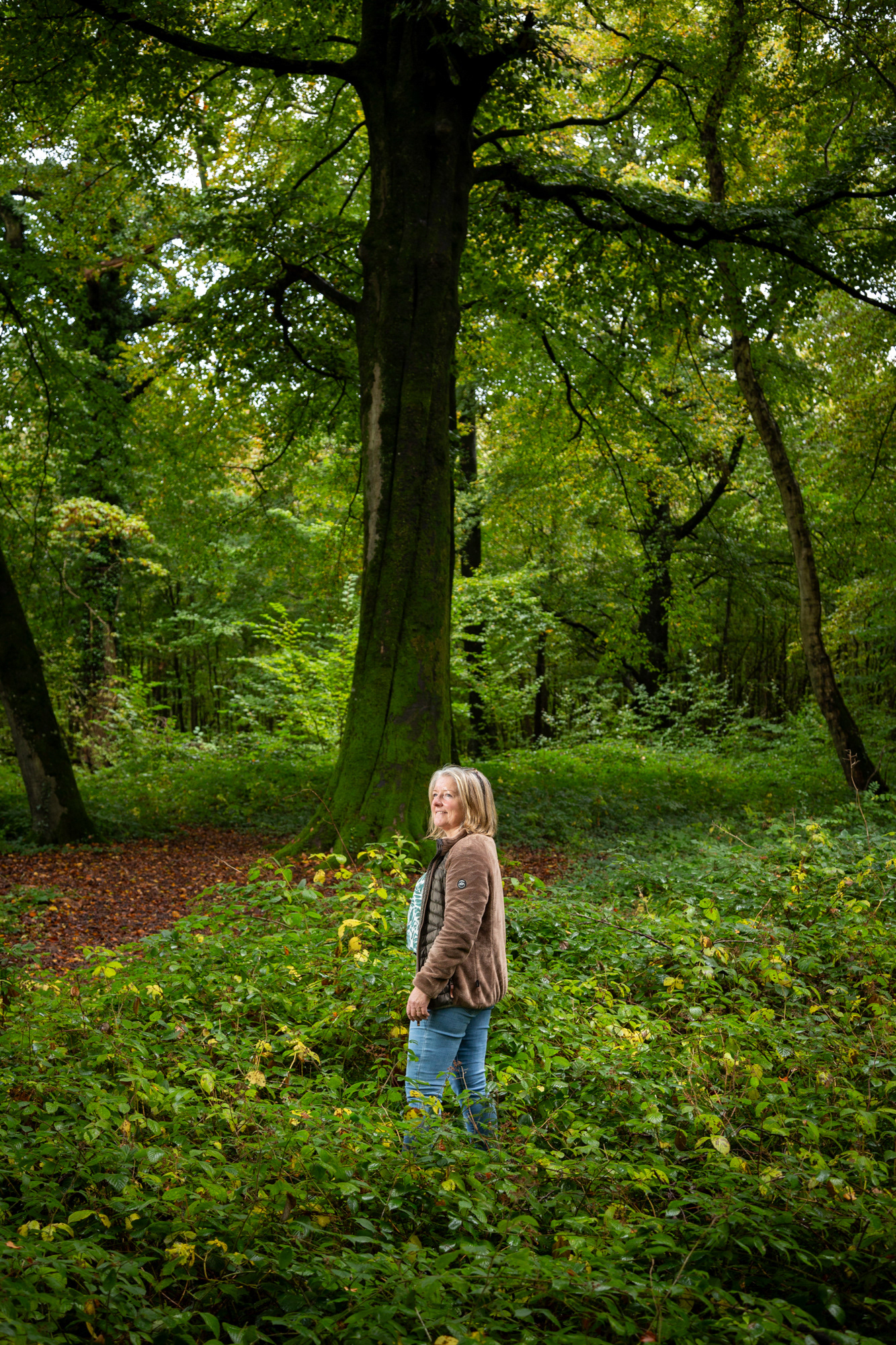 Dorothée Jelonek / sylvothérapeute – Le sens de la forêt / ici en forêt de Guînes J'ai depuis toujours un lien avec la nature. Toute petite déjà je le sentais, fort. Ce que je propose à ceux qui viennent à moi, c'est de se connecter à la nature, seul, en groupe, peu importe. C'est une source de bienfaits, qu'ils soient physiques ou psychiques. Après un burn-out, j'ai décidé de changer de voie et lors d'un bain de forêt à Chamonix, ça a été une révélation, ma place était là, au milieu des arbres. Mais à chaque fois que je vais en forêt, je me fais autant de bien que ceux que j'accompagne, on est dans l'énergie des arbres. Il se passe parfois des choses assez étranges, dures à expliquer ou à raconter. Les chênes par exemple c'est spécial... j'ai déjà vécu de drôles de trucs avec eux.