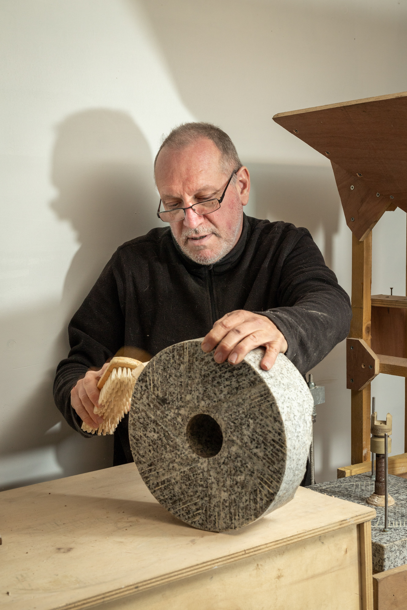 Jean-Marc Demiautte / concepteur de machines artisanales / Moulin de Bouquehault On peut dire que je suis collapso, oui. Qu'est-ce qu'on fait pour limiter la casse ? On se prépare, on doit s'adapter. Mon boulot c'est de concevoir des machines. Je pense qu'il faut relocaliser les échanges et les productions. Dans mon « appartelier » je crée des machines pour de petits paysans qui font du blé localement. Ils reprennent des variétés anciennes, ils font leur propre pain, le revendent et ils s'en sortent. J'ai fini mon premier moulin durant le confinement, j'ai mis au point une brosseuse, ça vaut 8000 € normalement. Le blé est brossé, nettoyé de ses impuretés, des larves qui y sont naturellement présentes, avant de passer au moulin. J'ai mis mes deux premières machines à vendre sur le bon coin, c'est parti tout de suite ! J'en suis à ma 18ème fabrication.