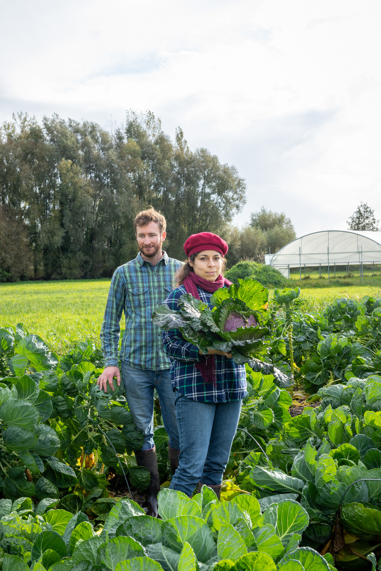 Constanza et Camille, Jardin des Noires Terres / maraîchers / Balinghem Nous sommes botaniste et écologue de formation, mais nos grands-parents étaient agriculteurs. On fait du bio, mais le but c'est vraiment de ramener les gens aux saveurs du potager, il y a des choses fragiles qu'on ne peut goûter que dans son jardin. Par exemple on a 25 variétés de tomates, 8 variétés de piments, pour avoir des légumes bio à un prix accessible, mais parfois aussi des produits plus rares à trouver, comme les pommes de terre bleues du Chili. C'est presque plus stimulant que la recherche scientifique qu'on faisant auparavant, c'est du calcul au quotidien, ce n'est pas du chamanisme. On a pris le parti de ne pas prendre de paillage en plastique, de ne pas désherber, d'utiliser l'eau du marais pour arroser. Dans notre génération, c'est rare d'avoir un couple qui vit seulement de cette activité, c'est notre pari, vivre dignement de ce qu'on fait.