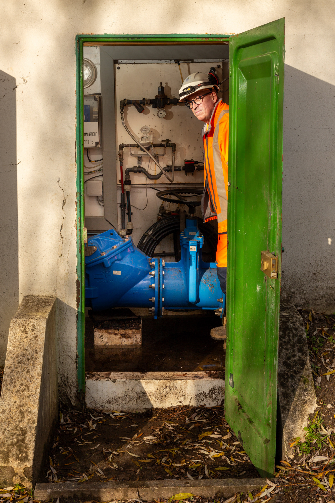 Didier Buche, agent d’exploitation du service d’eau potable des Eaux de Calais. Nous sommes en charge des infrastructures en eau potable. Ici, pour le Pays d'Opale, nos ressources se trouvent essentiellement à Guînes et Ardres. Calais, Sangatte, Coquelles et Coulogne dépendent de ces forages, ce n'est pas pour rien qu'on parle « d'or bleu ». L'année dernière, on a eu un épisode de sécheresse très important, toute la façade littorale reste en déficit hydrique, il est primordial pour nous de protéger la qualité de l'eau de ce champ de captage, c'est une ressource irremplaçable. Ici dans le marais de Guînes, il s'agit de forage artésien, l'eau jaillit d'elle-même. Il y a une couche d'argile qui crée une nappe. Suite aux épisodes d'inondations, en deux semaines, le niveau des nappes est monté de 4 à 10 mètres. Nous restons très vigilants à ce que l'eau reste potable, en réalisant des analyses bactériologiques rapides et par mesure de précaution, en augmentant légèrement la chloration de l'eau.