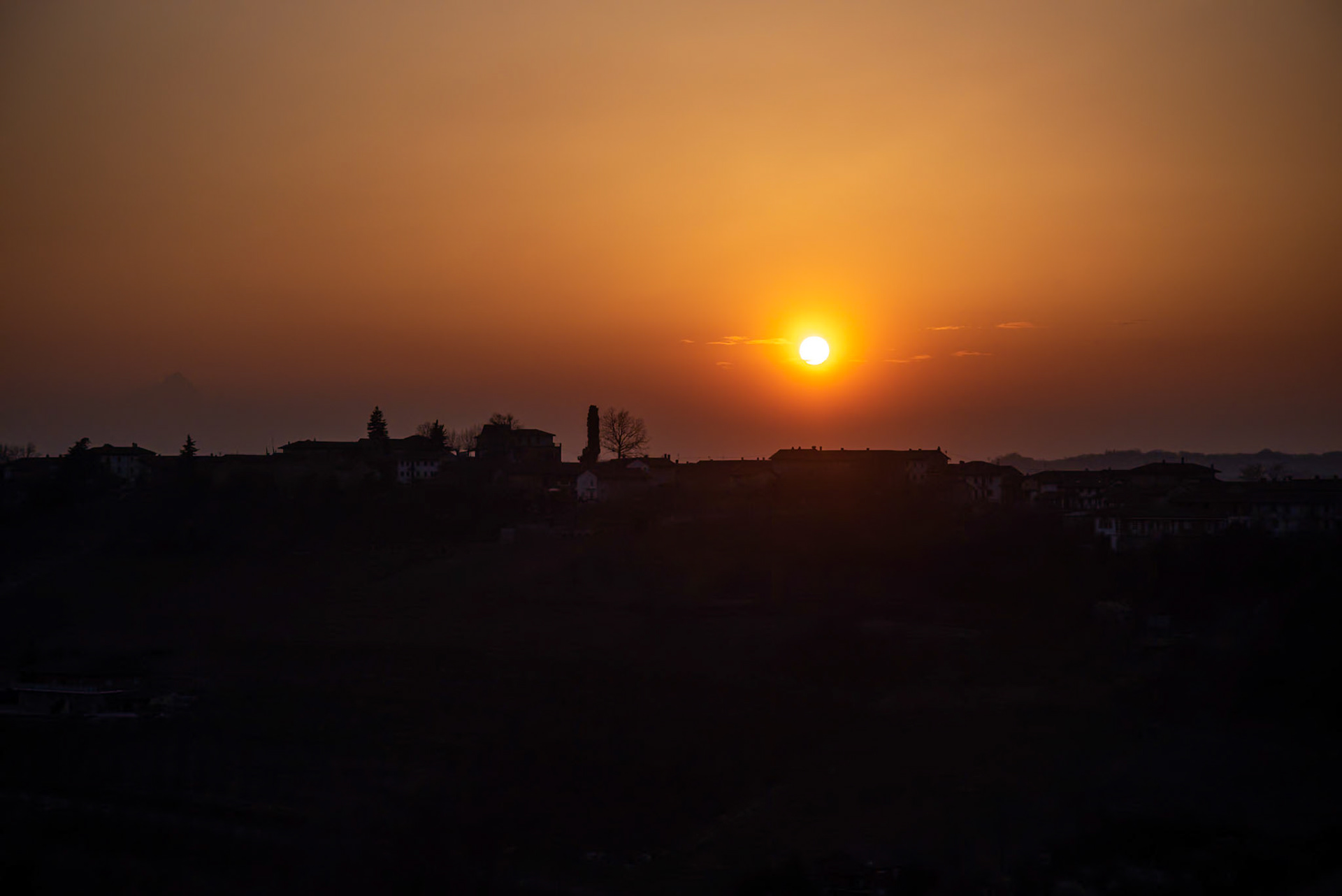 Govone e le sue colline al tramonto.