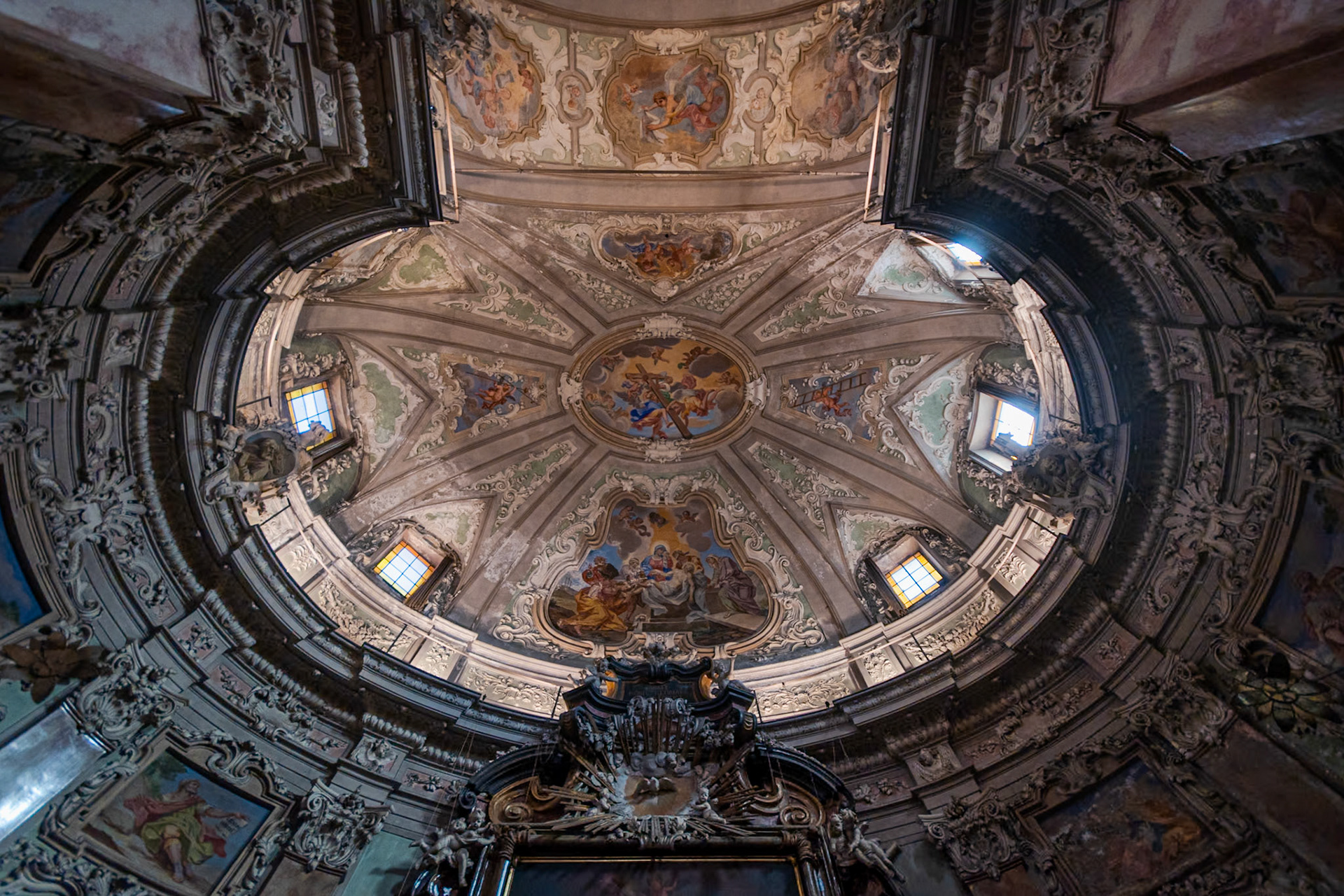 La chiesa di Santa Croce con la sua cupola ellittica.
