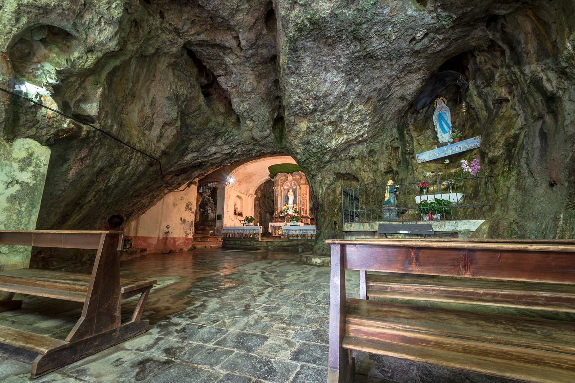 Nel Santuario di Santa Lucia, scavato nella roccia.