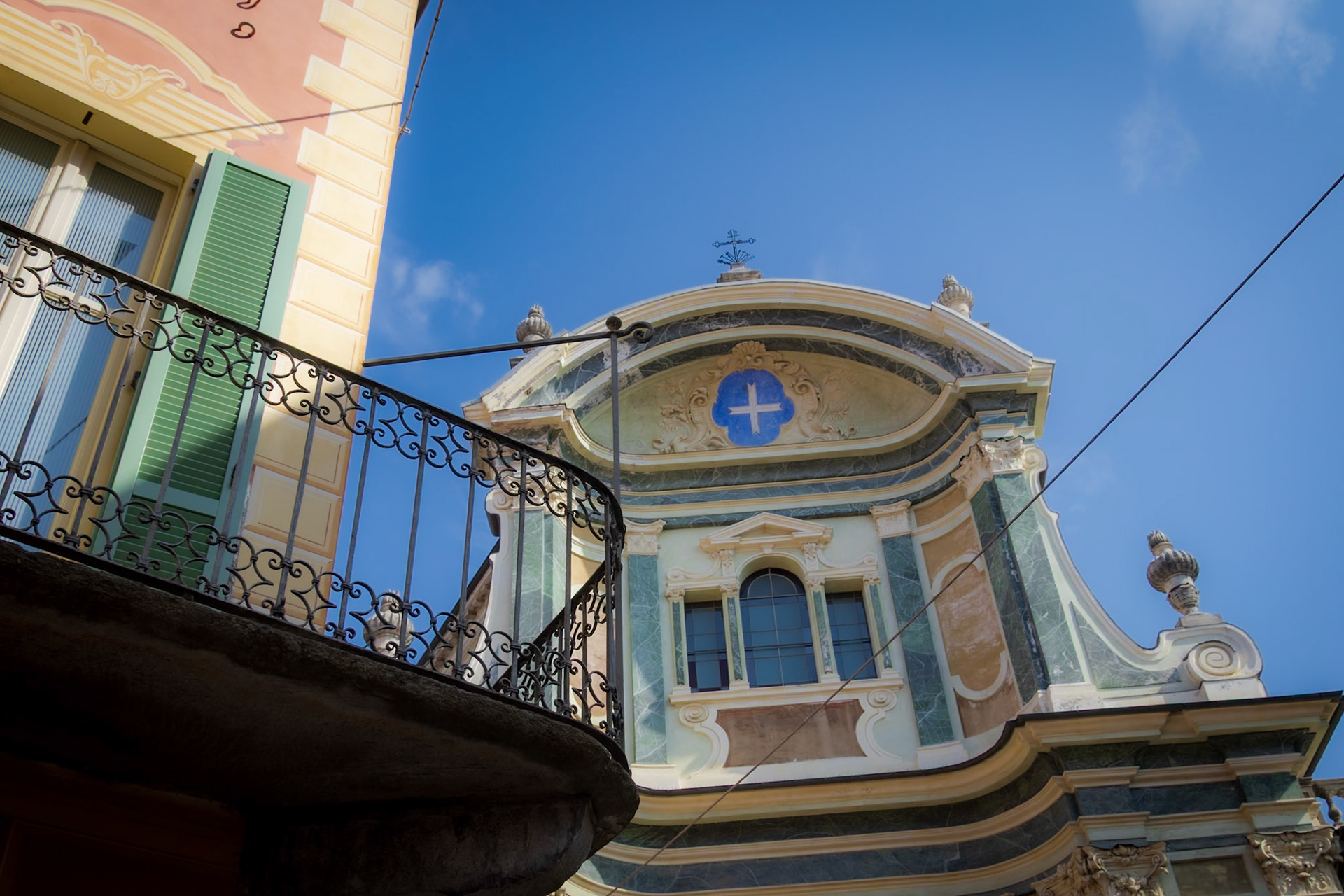 La chiesa di Santa Croce con la sua cupola ellittica.
