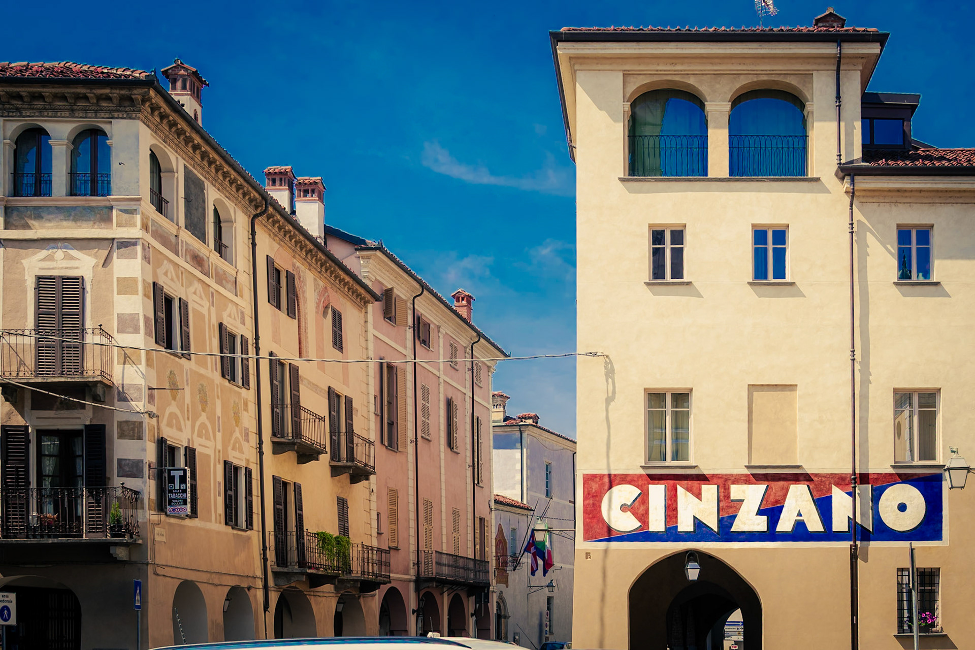 Racconigi, antica insegna Cinzano