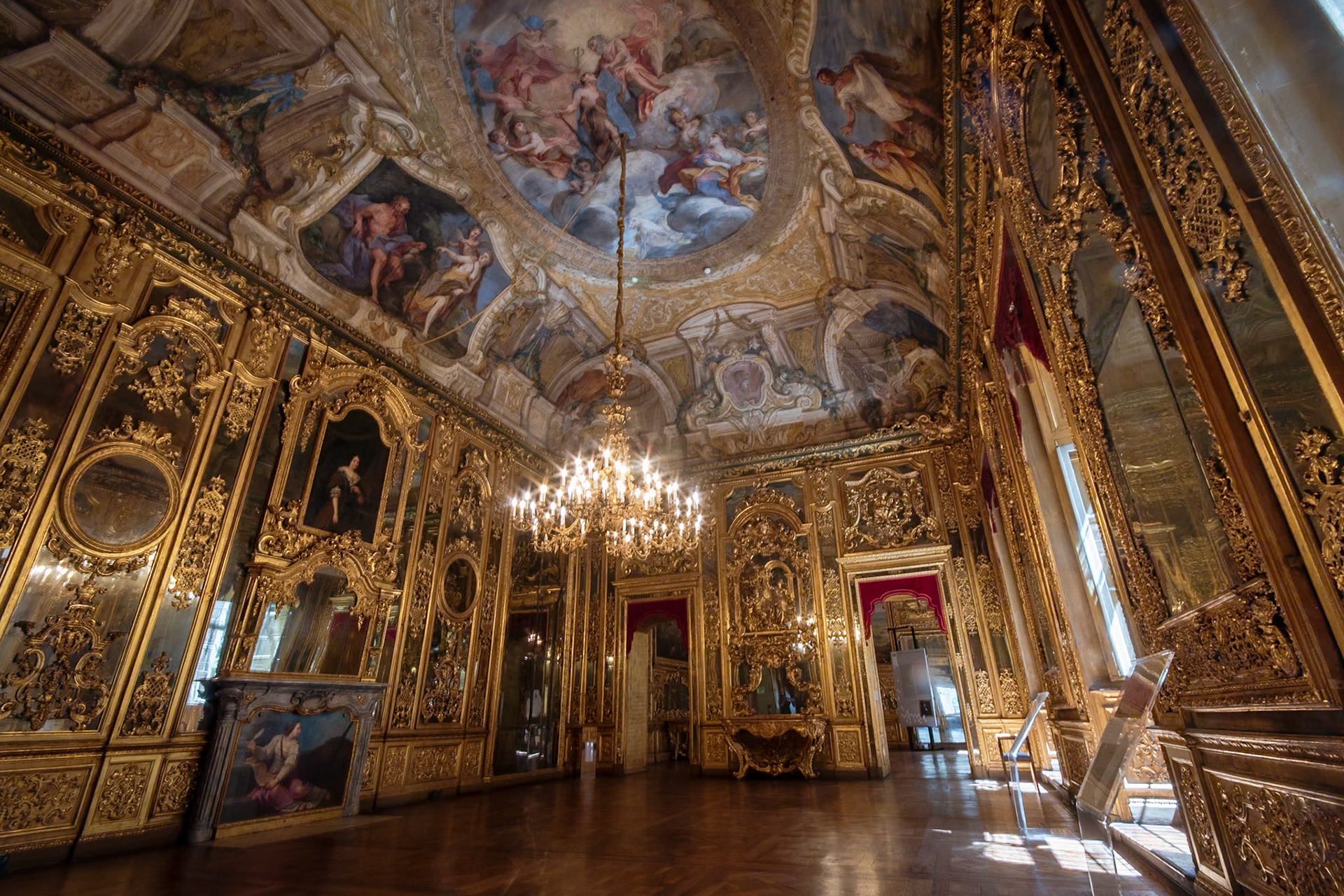 I Saloni dell'appartamento ducale in tardo Barocco.