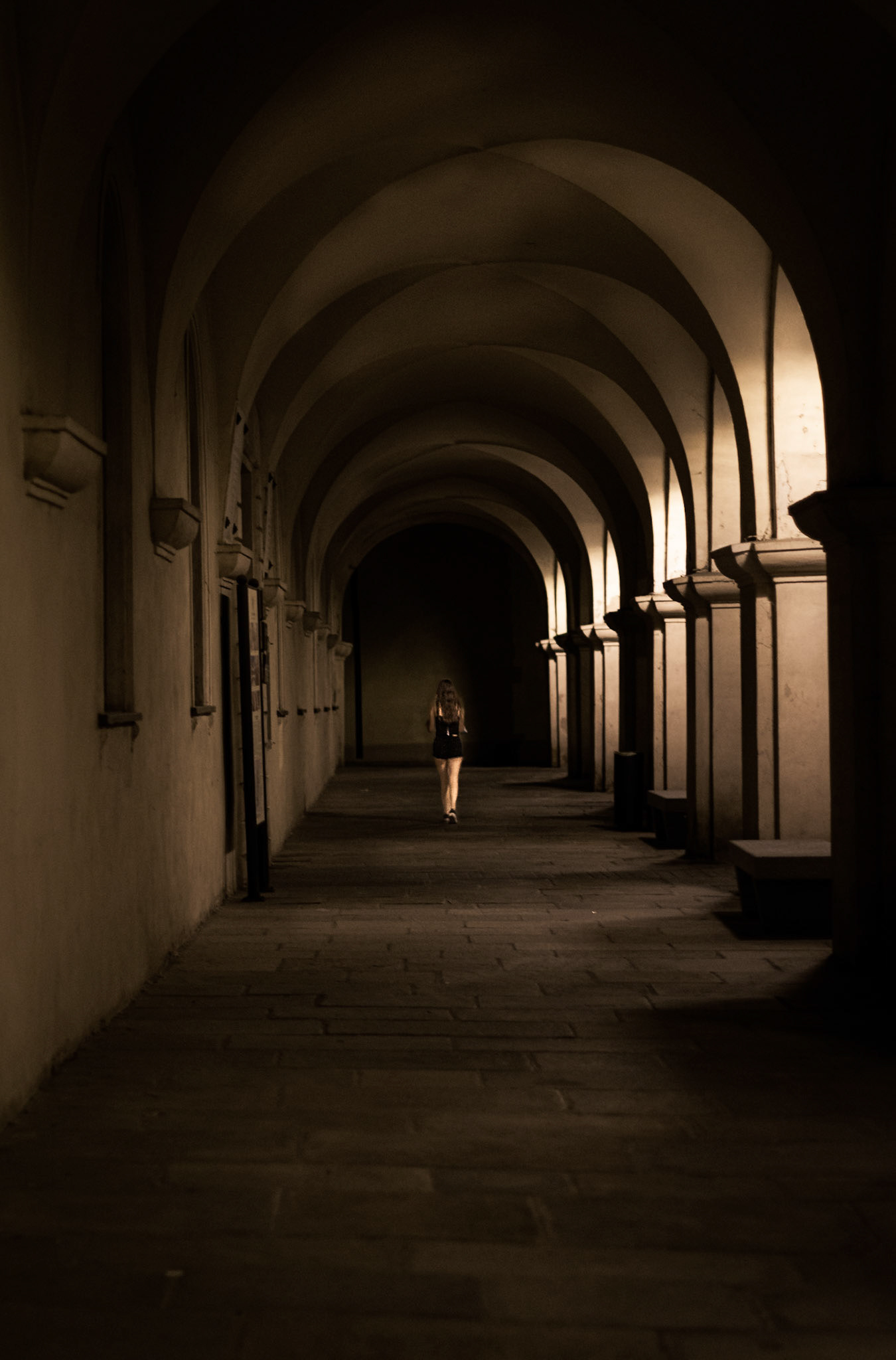 Portici di Savigliano di notte.