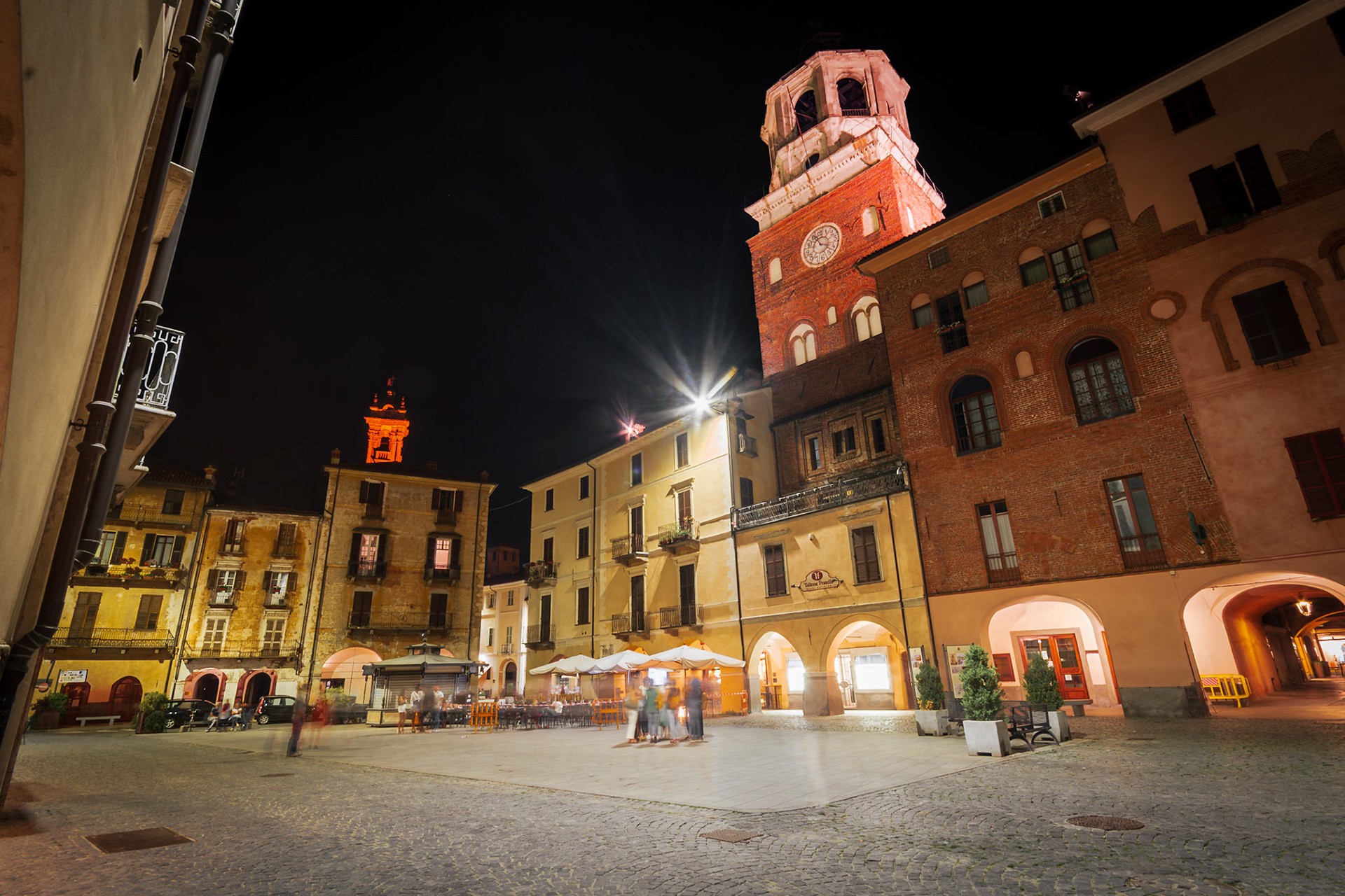 Savigliano piazza Santorre di Santarosa di notte.