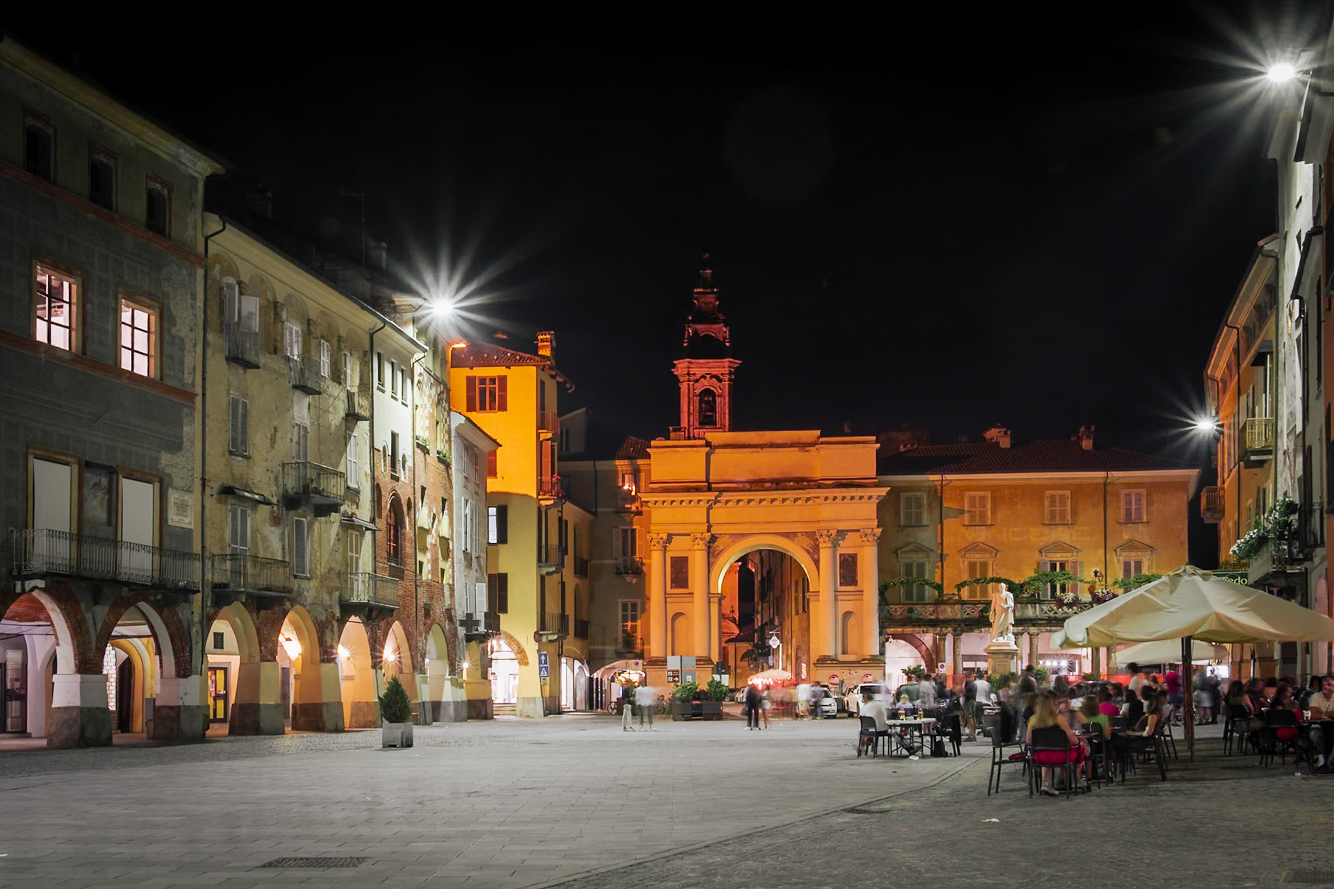 Savigliano piazza Santorre di Santarosa di notte.