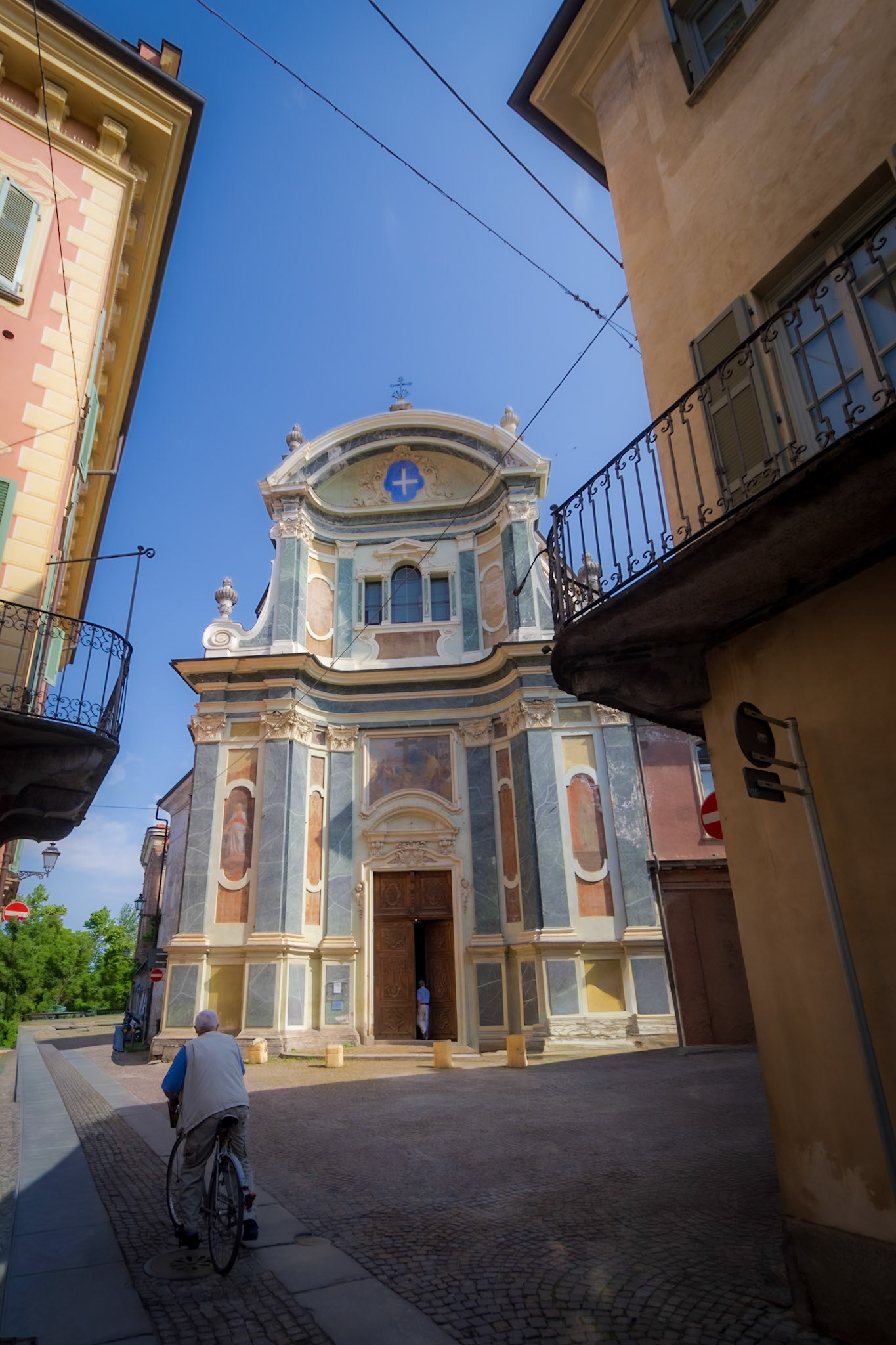 La chiesa di Santa Croce con la sua cupola ellittica.