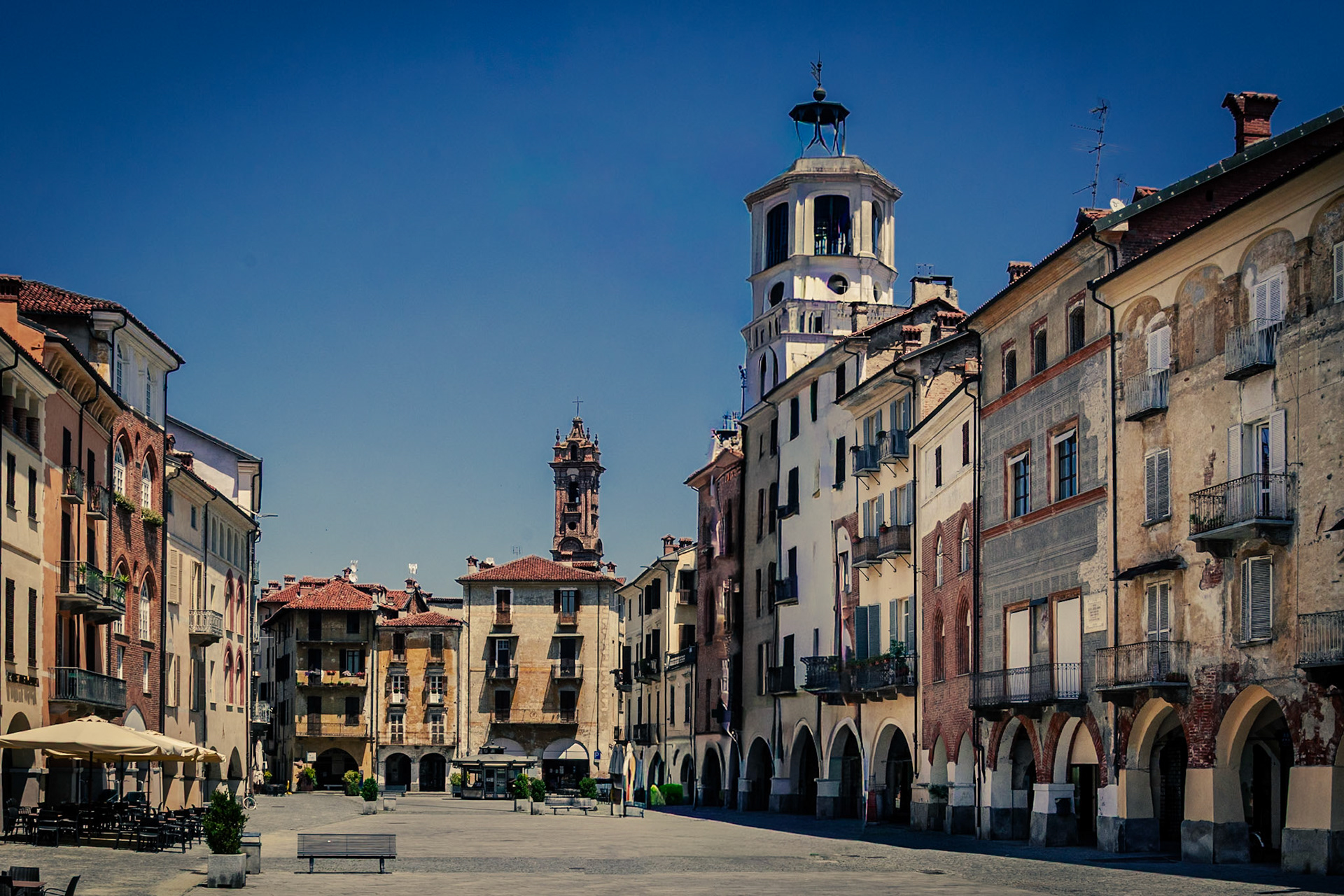 Savigliano piazza Santorre di Santarosa.