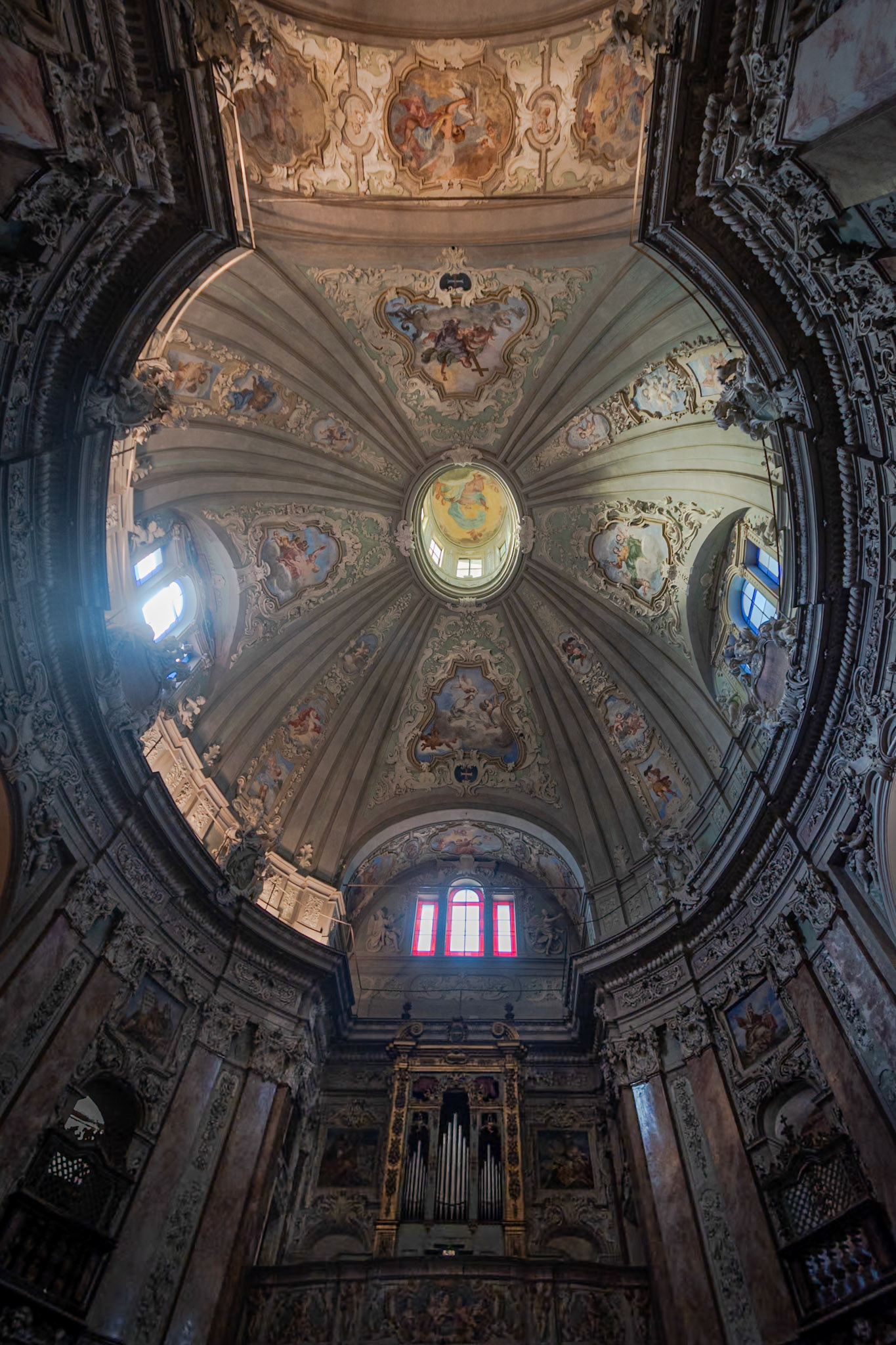 La chiesa di Santa Croce con la sua cupola ellittica.