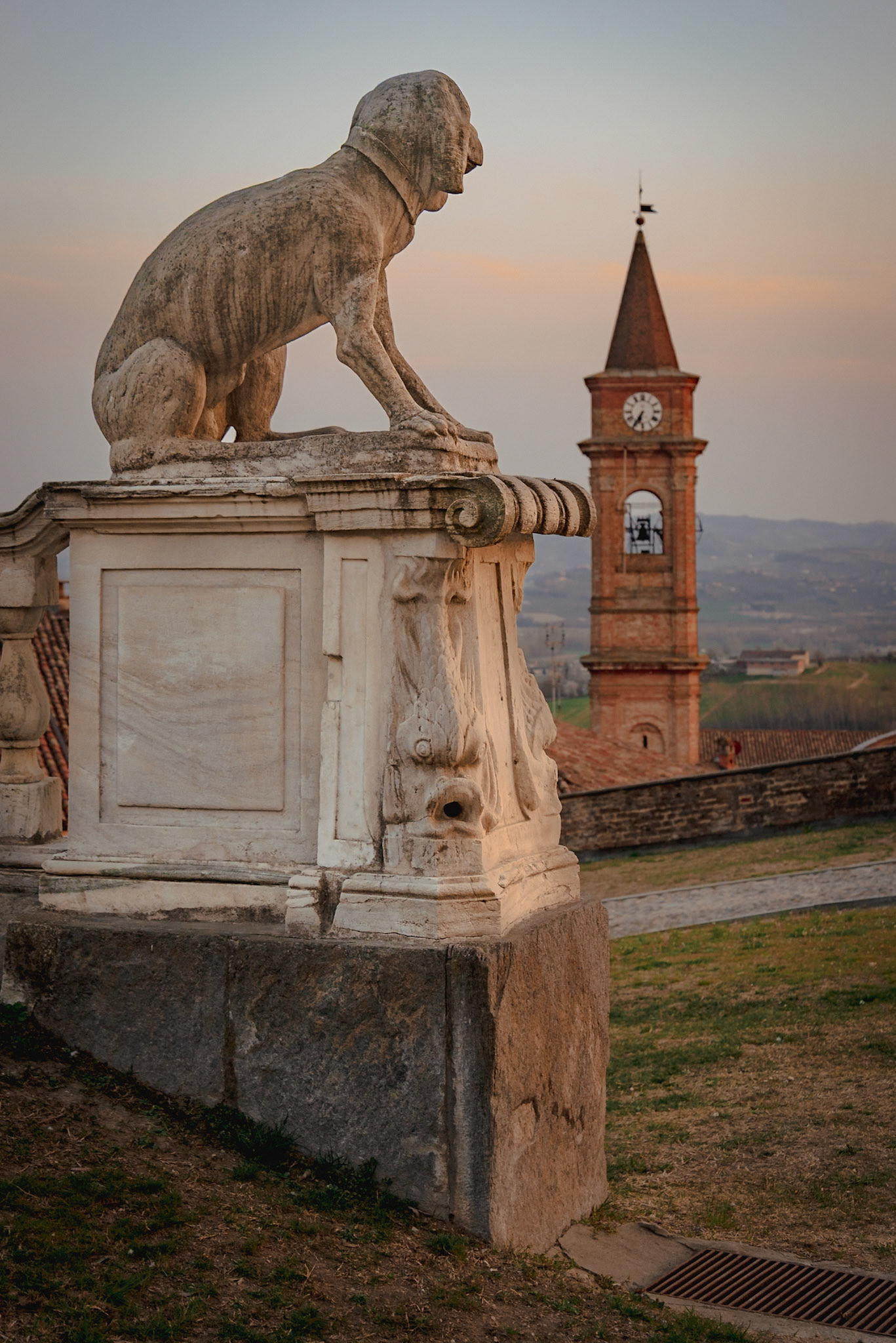 Govone e le sue colline al tramonto.
