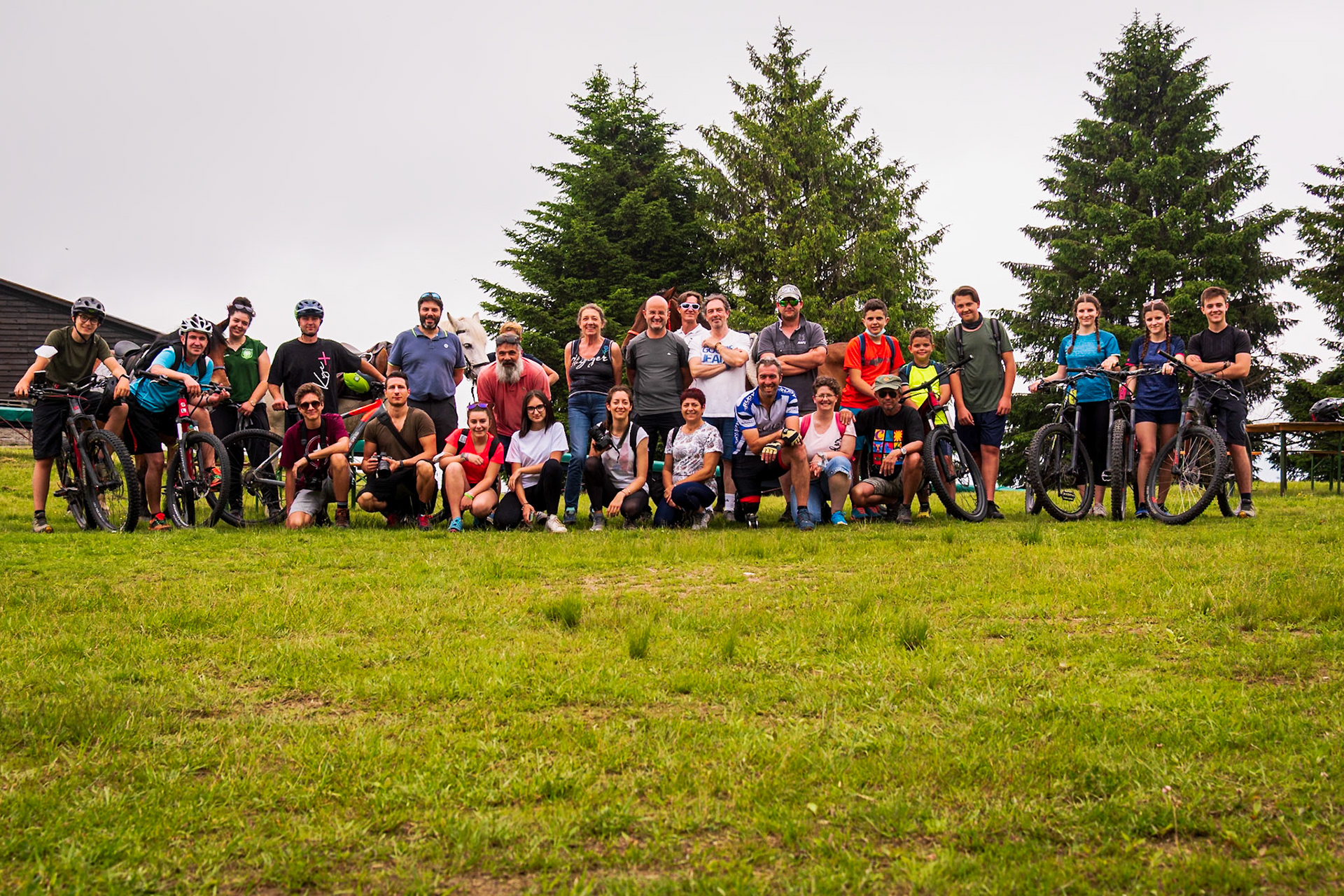 Il gruppo si ingrossa.