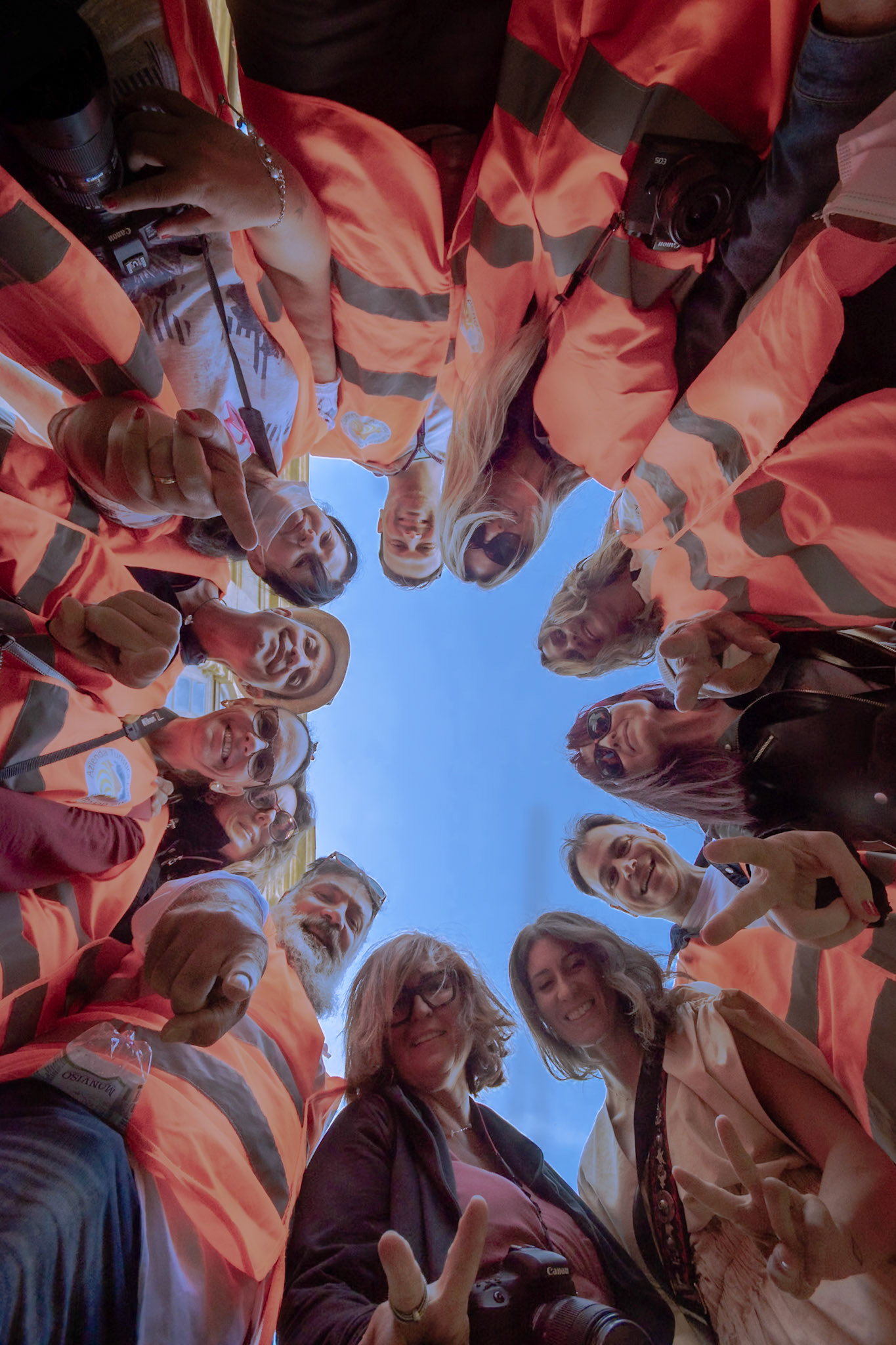 Lo staff di un reportage decisamente impegnativo.