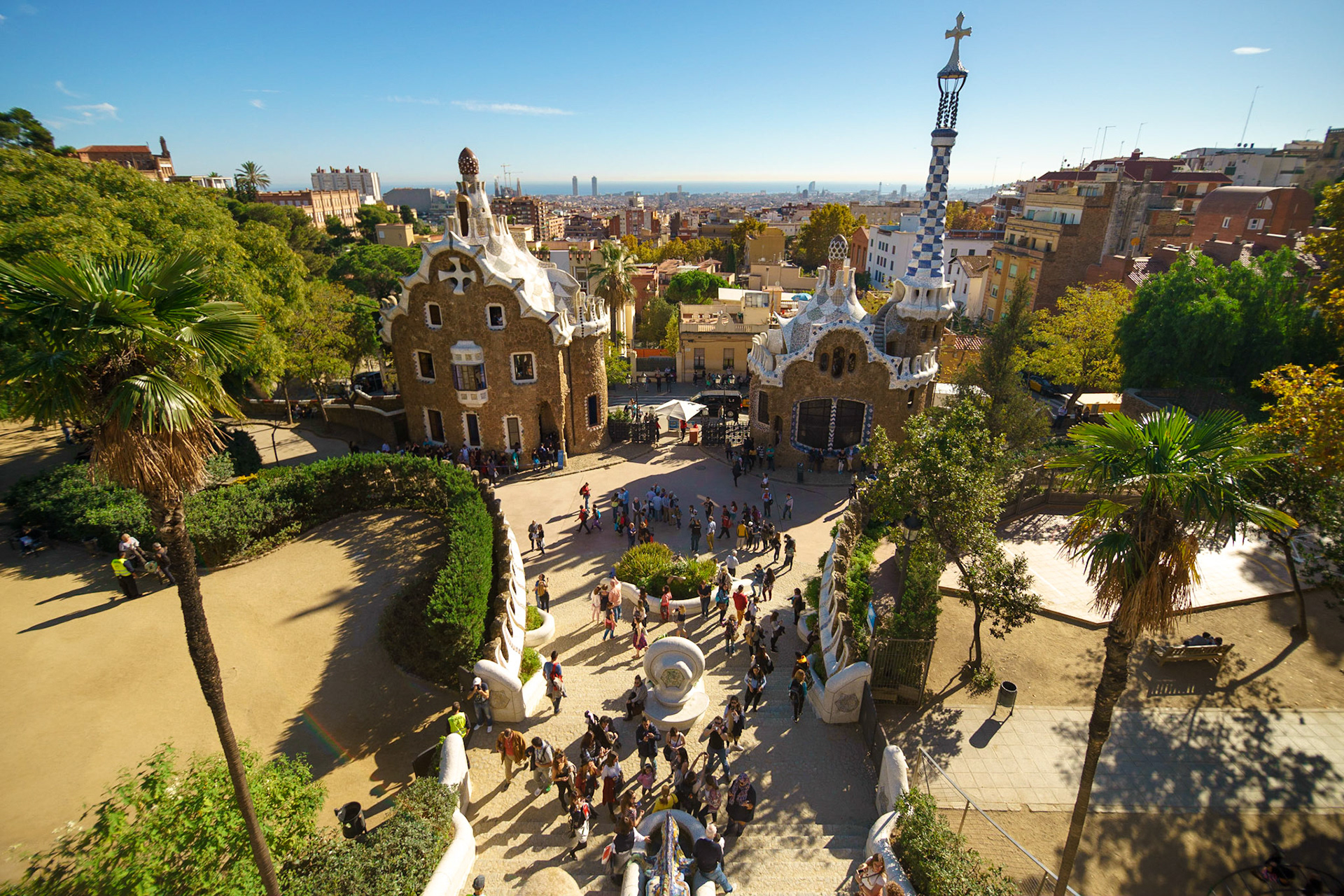 Katalan girişimci Eusebi Güell'in, sahip olduğu arazi üzerine bir park inşa etmesi için Antoni Gaudí'yi görevlendirmesiyle ortaya çıkan, dört bir yanında Gaudí'nin eserlerinin bulabileceğiniz Park Güell.
