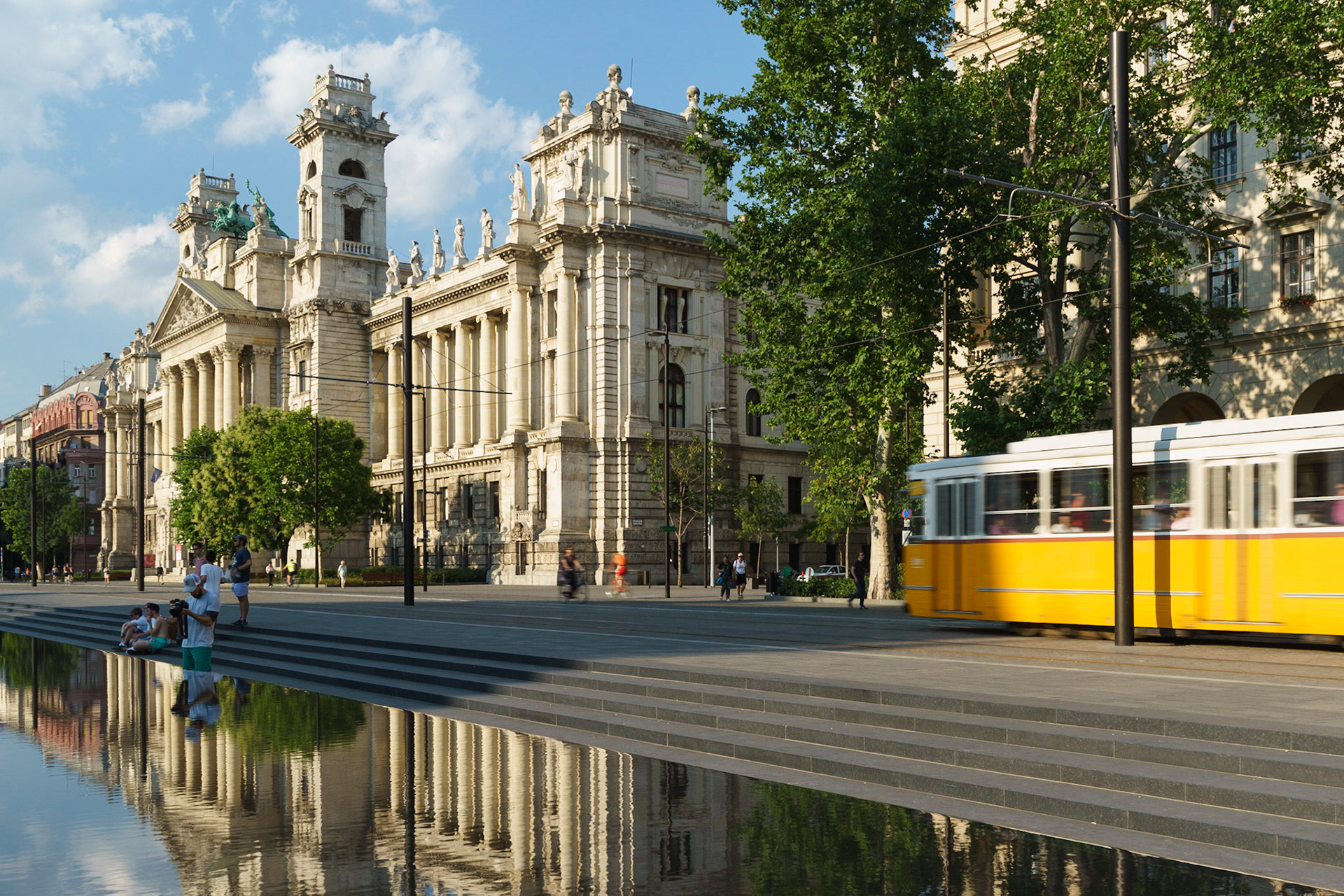 Macar Etnografya Müzesi'nin görüntüsü, hemen karşısında yer alan Macaristan Parlamentosu'nun havuzunda yansıyor.