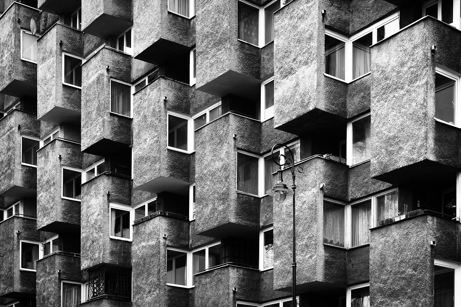 Uzun yıllar Sovyet etkisi altında kalan Polonya'da bunun izlerini görmek mümkün. Şehir içerisinde Sovyet brütalist mimariden esinlenilen çok sayıda bina mevcut.